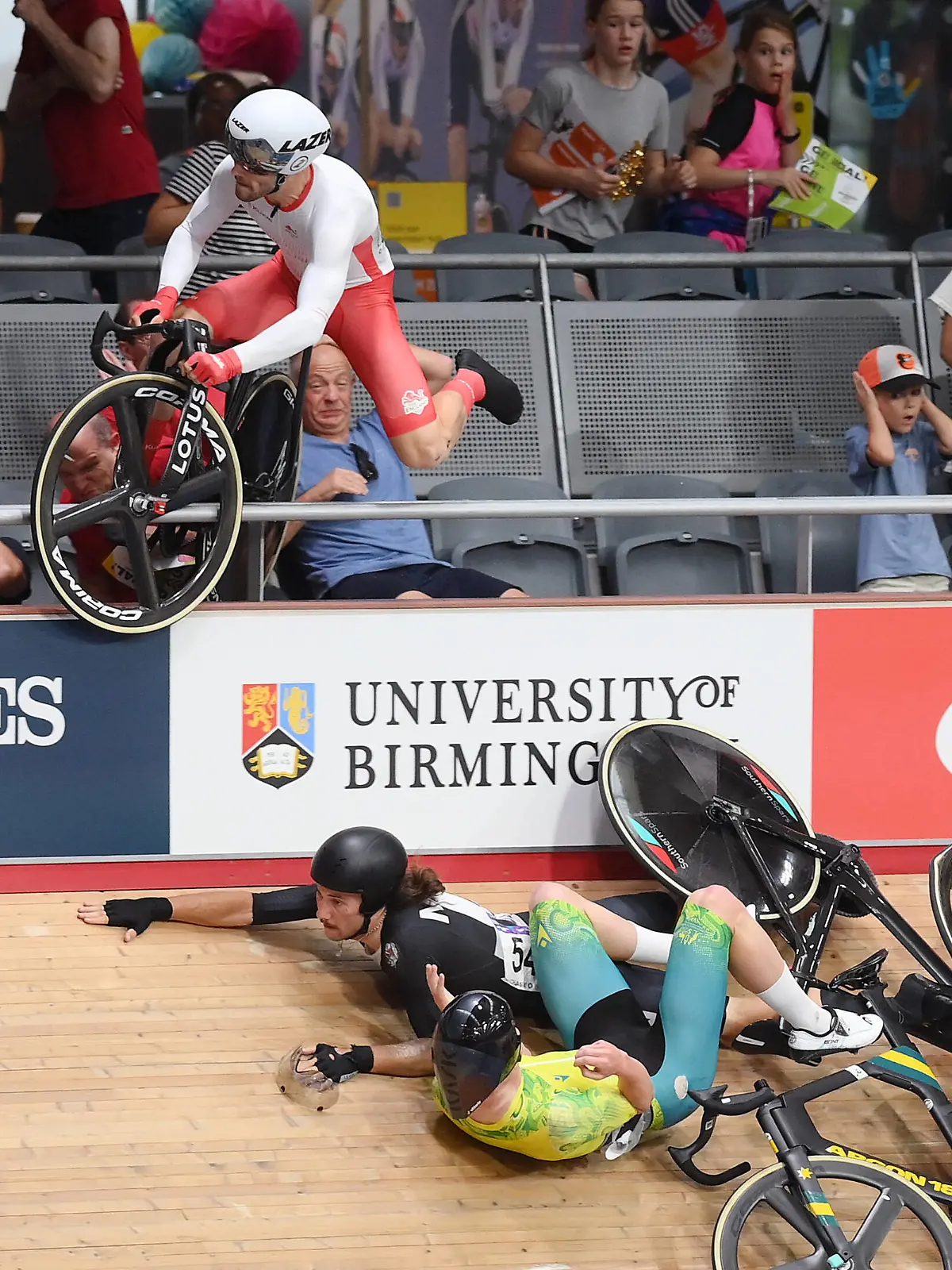  COM22 CYCLING QUALIFYING, Matt Walls of England left along with George Jackson of New Zealand and Joshua Duffy of Australia during a crash in the Mens 15km Scratch Race on Day 3 of the XXII Commonwealth Games at the Lee Valley VeloPark in Birmingham, England, Sunday, July 31, 2022.  ACHTUNG: NUR REDAKTIONELLE NUTZUNG, KEINE ARCHIVIERUNG UND KEINE BUCHNUTZUNG BIRMINGHAM UNITED KINGDOM PUBLICATIONxINxGERxSUIxAUTxONLY Copyright: xALEXxBROADWAYx 20220731001685191151