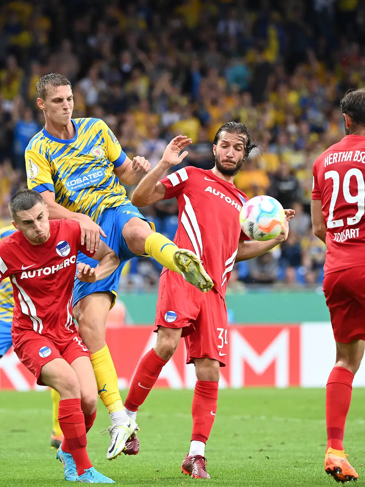  Fussball, Herren, Saison 2022/2023, DFB-Pokal 1. Runde, Eintracht Braunschweig - Hertha BSC, v. l. Jonjoe Kenny Hertha BSC, Lion Lauberbach Eintracht Braunschweig, Ivan Sunjic Hertha BSC, Lucas Tousart Hertha BSC, 31.07. 2022, *** Football, Men, Season 2022 2023, DFB Pokal 1 Round , Eintracht Braunschweig Hertha BSC, v l Jonjoe Kenny Hertha BSC , Lion Lauberbach Eintracht Braunschweig , Ivan Sunjic Hertha BSC , Lucas Tousart Hertha BSC , 31 07 2022, Copyright: xMatthiasxKochx