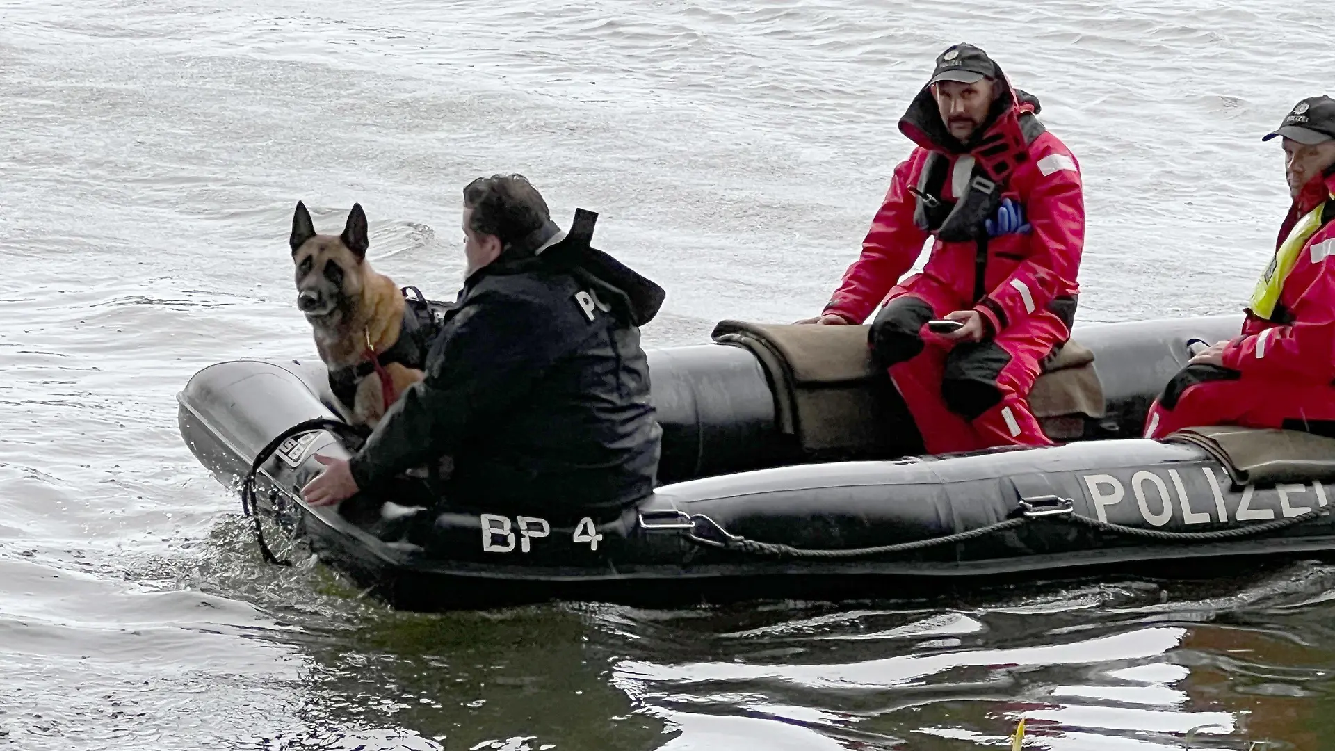 23.05.2022, Bayern, Großmehring: Einsatzkräfte sind mit einem Boot der Polizei im Uferbereich der Donau unterwegs. Einige Kilometer flussabwärts wurde vor wenigen Tagen eine Kinderleiche aus dem Fluss geborgen. Wie die Polizei am Montag berichtete, habe die rechtsmedizinische Untersuchung ergeben, dass es sich um einen Jungen im Vorschulalter handele. Die Identität und die Todesursache seien noch unklar. Am Montag suchten Einsatzkräfte den Bereich erneut ab. Foto: Friedrich/vifogra/dpa +++ dpa-Bildfunk +++