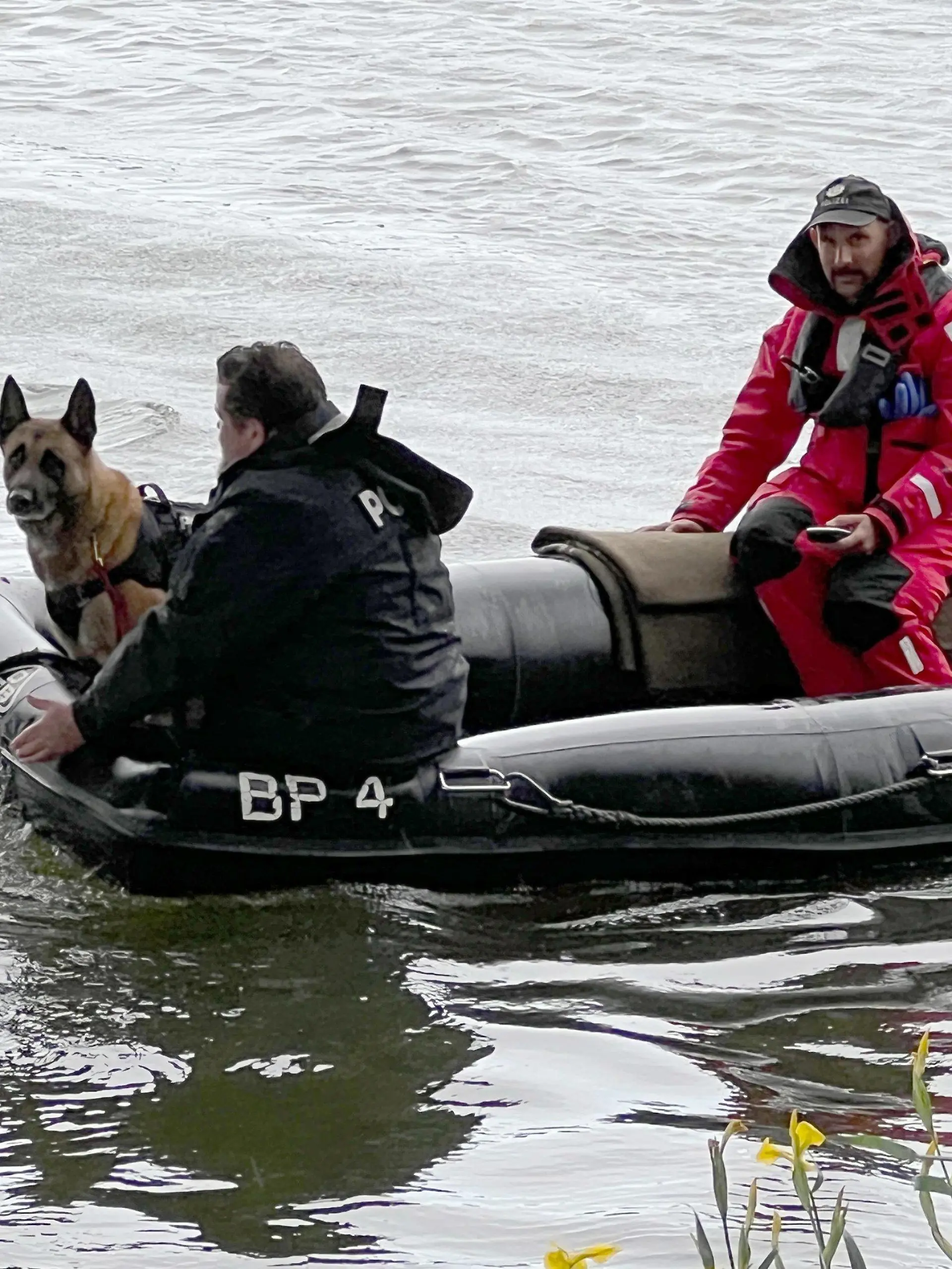 23.05.2022, Bayern, Großmehring: Einsatzkräfte sind mit einem Boot der Polizei im Uferbereich der Donau unterwegs. Einige Kilometer flussabwärts wurde vor wenigen Tagen eine Kinderleiche aus dem Fluss geborgen. Wie die Polizei am Montag berichtete, habe die rechtsmedizinische Untersuchung ergeben, dass es sich um einen Jungen im Vorschulalter handele. Die Identität und die Todesursache seien noch unklar. Am Montag suchten Einsatzkräfte den Bereich erneut ab. Foto: Friedrich/vifogra/dpa +++ dpa-Bildfunk +++