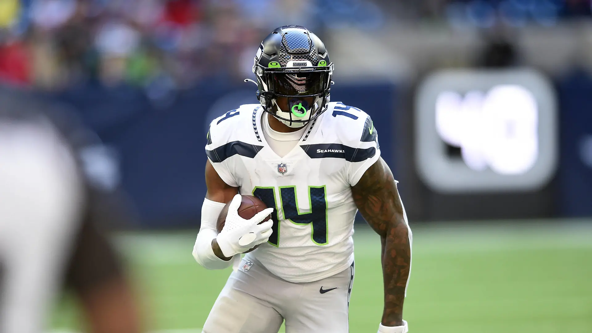 HOUSTON, TX - DECEMBER 12: Seattle Seahawks WR D. K. Metcalf runs for yardage during game featuring the Houston Texans and the Seattle Seahawks on December 12, 2021 at NRG Stadium in Houston, TX. Photo by John Rivera/Icon Sportswire NFL, American Football Herren, USA DEC 12 Seahawks at Texans Icon426211212083