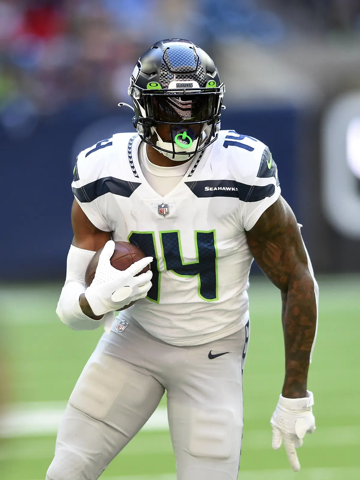 HOUSTON, TX - DECEMBER 12: Seattle Seahawks WR D. K. Metcalf runs for yardage during game featuring the Houston Texans and the Seattle Seahawks on December 12, 2021 at NRG Stadium in Houston, TX. Photo by John Rivera/Icon Sportswire NFL, American Football Herren, USA DEC 12 Seahawks at Texans Icon426211212083 
