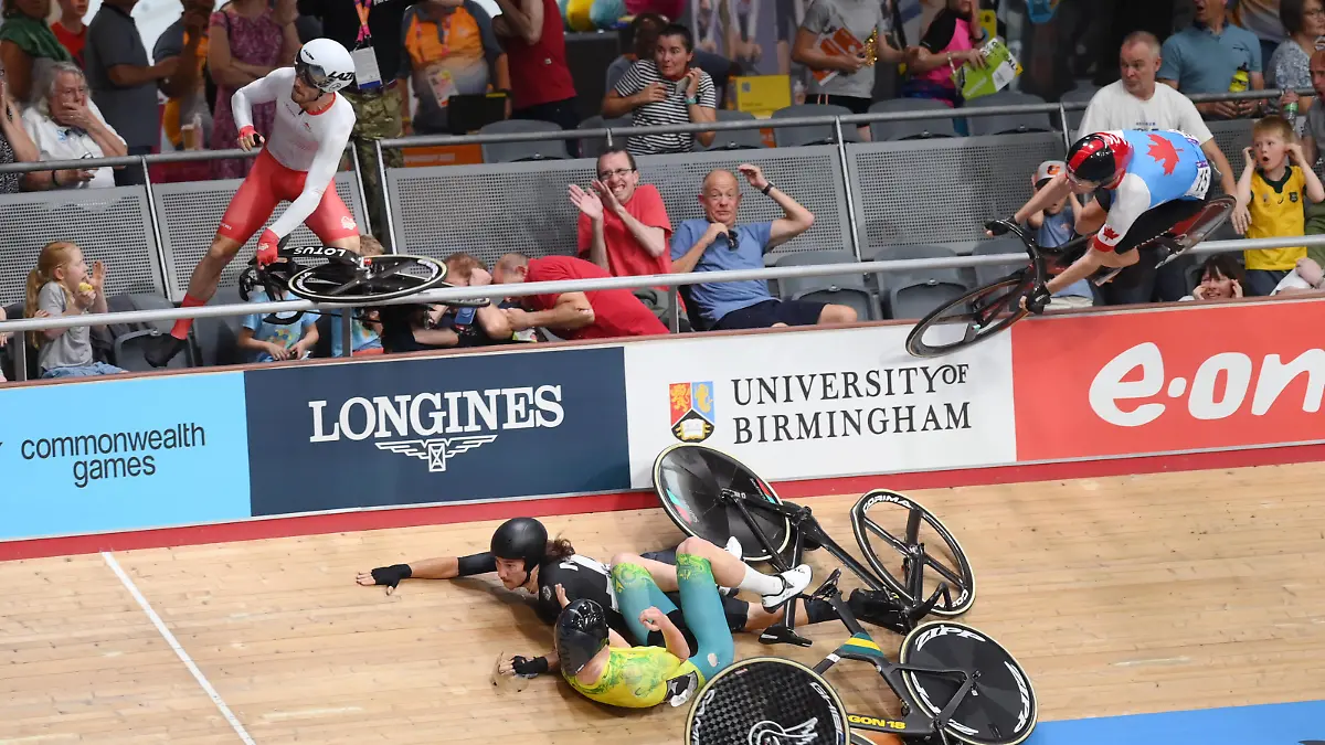  COM22 CYCLING QUALIFYING, Matt Walls of England left along with George Jackson of New Zealand and Joshua Duffy of Australia during a crash in the Mens 15km Scratch Race on Day 3 of the XXII Commonwealth Games at the Lee Valley VeloPark in Birmingham, England, Sunday, July 31, 2022.  ACHTUNG: NUR REDAKTIONELLE NUTZUNG, KEINE ARCHIVIERUNG UND KEINE BUCHNUTZUNG BIRMINGHAM UNITED KINGDOM PUBLICATIONxINxGERxSUIxAUTxONLY Copyright: xALEXxBROADWAYx 20220731001685191226