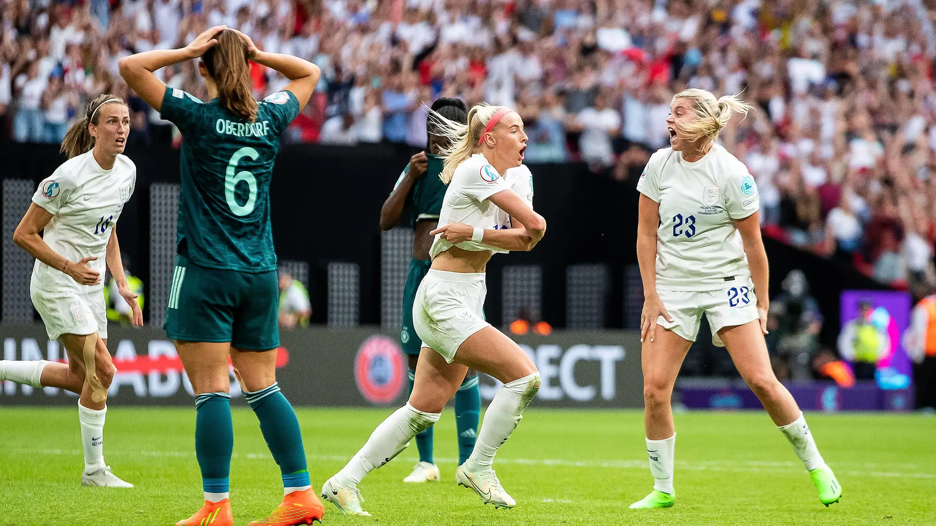 England Women v Germany UEFA WOMENS EURO 2022 31/07/2022. Cup Final GOAL scores 2-1 Chloe Kelly of England Women 18 scores and celebrates during the UEFA WOMENS EURO 2022 match between England Women and Germany at Wembley Stadium, London, England on 31 July 2022. London Wembley Stadium Greater London England Editorial use only PUBLICATIONxNOTxINxUK , Copyright: xManjitxNarotrax PSI-15613-0031