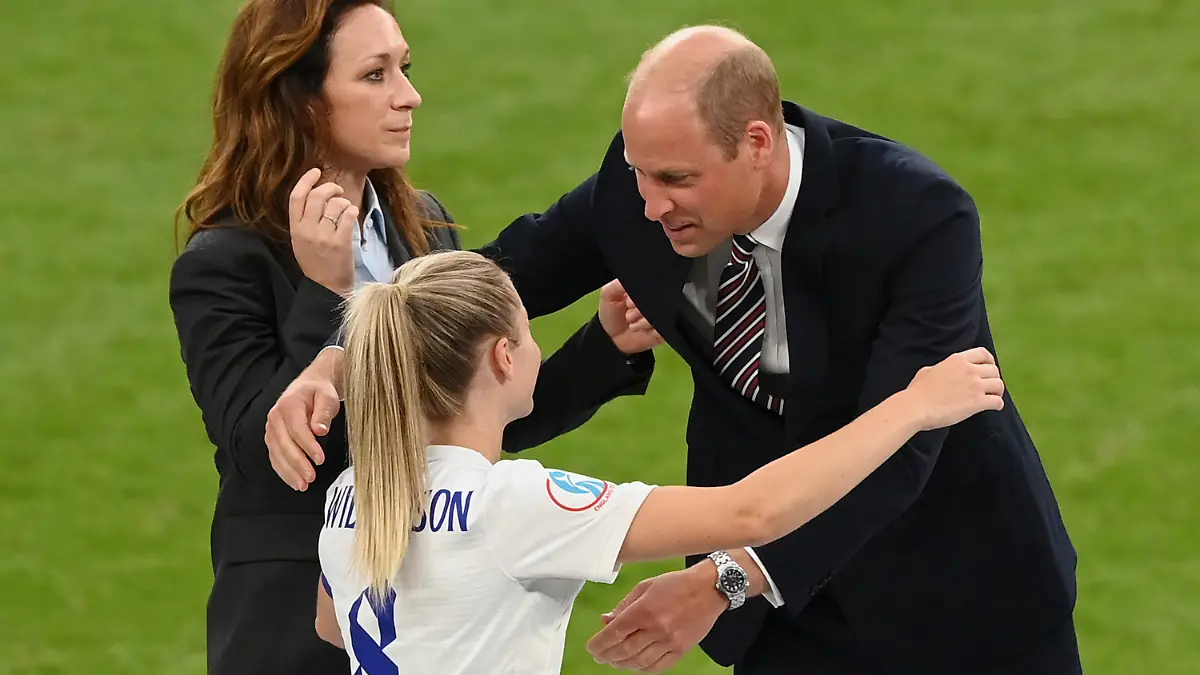LONDON, ENGLAND - JULY 31: Prince William, Duke of Cambridge, embraces Leah Williamson of England after their 2-1 win during the UEFA Women's Euro 2022 final match between England and Germany at Wembley Stadium on July 31, 2022 in London, England. (Photo by Michael Regan/Getty Images)