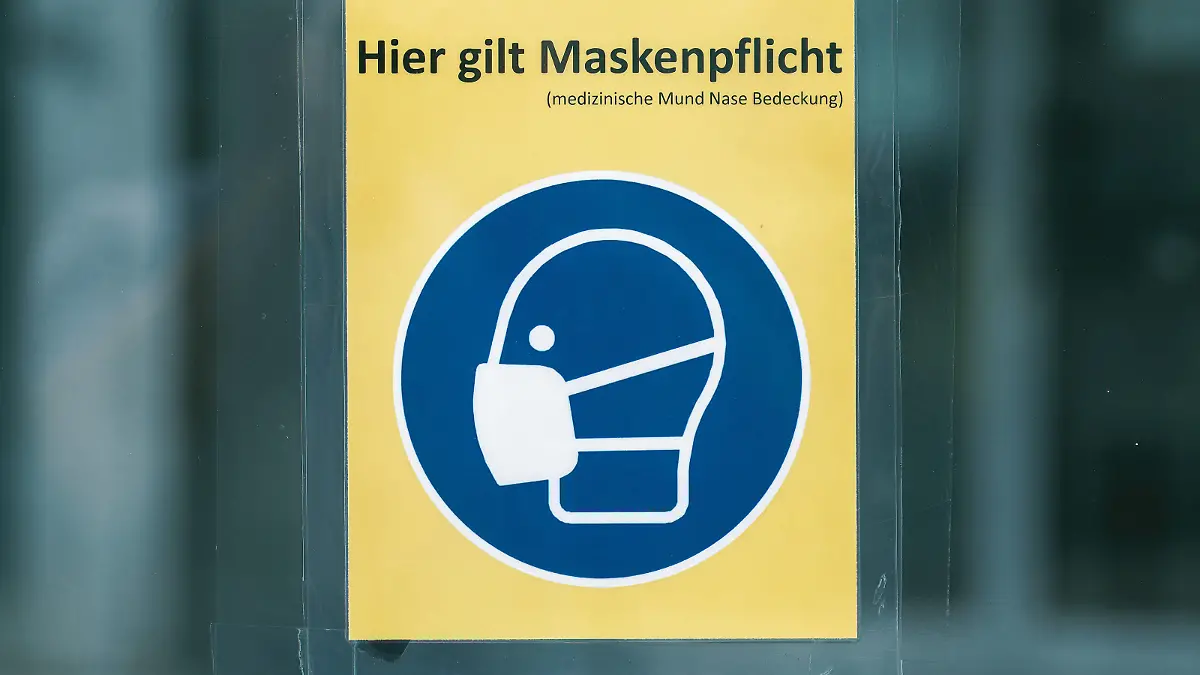  Mühlheim Ruhr 28.07.2022 Covid Corona Lockdown Maskenpflicht Masken Infektionsschutzgesetz Logo Warnhinweis Schutzmaske Stopp Stop Stoppschild Stopschild medizinische Gesichtsmaske Maske FFP2 Mundschutz 2G-Regel 3G-Regel Nasenschutz OP-Maske Inzidenz Mühlheim Ruhr Nordrhein-Westfalen Deutschland *** Mühlheim Ruhr 28 07 2022 Covid Corona Lockdown mask obligation masks infection protection law logo warning protective mask stop stop sign stop sign medical face mask mask FFP2 mouth protection 2G rule 3G rule nose protection OP mask incidence Mühlheim Ruhr Nordrhein Westfalen Germany 