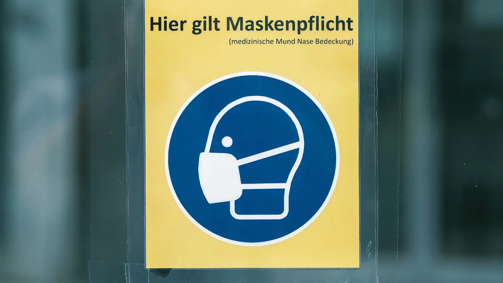  Mühlheim Ruhr 28.07.2022 Covid Corona Lockdown Maskenpflicht Masken Infektionsschutzgesetz Logo Warnhinweis Schutzmaske Stopp Stop Stoppschild Stopschild medizinische Gesichtsmaske Maske FFP2 Mundschutz 2G-Regel 3G-Regel Nasenschutz OP-Maske Inzidenz Mühlheim Ruhr Nordrhein-Westfalen Deutschland *** Mühlheim Ruhr 28 07 2022 Covid Corona Lockdown mask obligation masks infection protection law logo warning protective mask stop stop sign stop sign medical face mask mask FFP2 mouth protection 2G rule 3G rule nose protection OP mask incidence Mühlheim Ruhr Nordrhein Westfalen Germany 