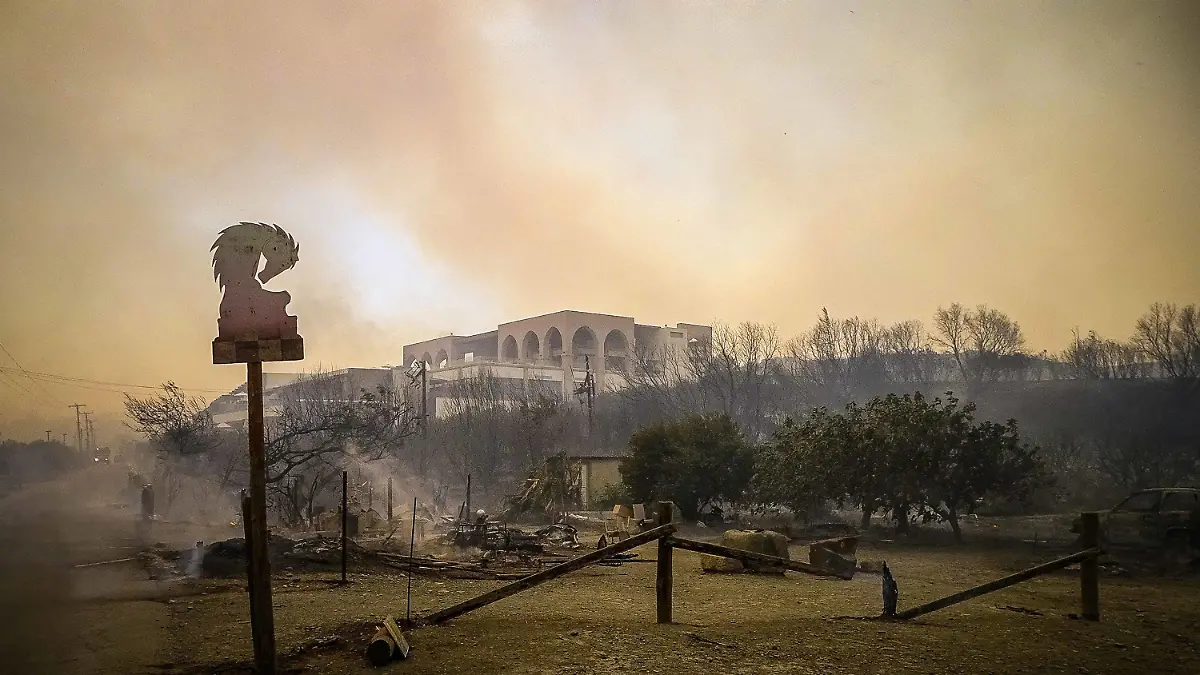 22.07.2023, Griechenland, Rhodos: Rauch eines Waldbrands steigt in den Himmel hinauf. Fast 20.000 Menschen sind auf Rhodos auf der Flucht vor schweren Waldbränden, darunter zahlreiche Touristen. Foto: Argiris Mantikos/XinHua/dpa +++ dpa-Bildfunk +++