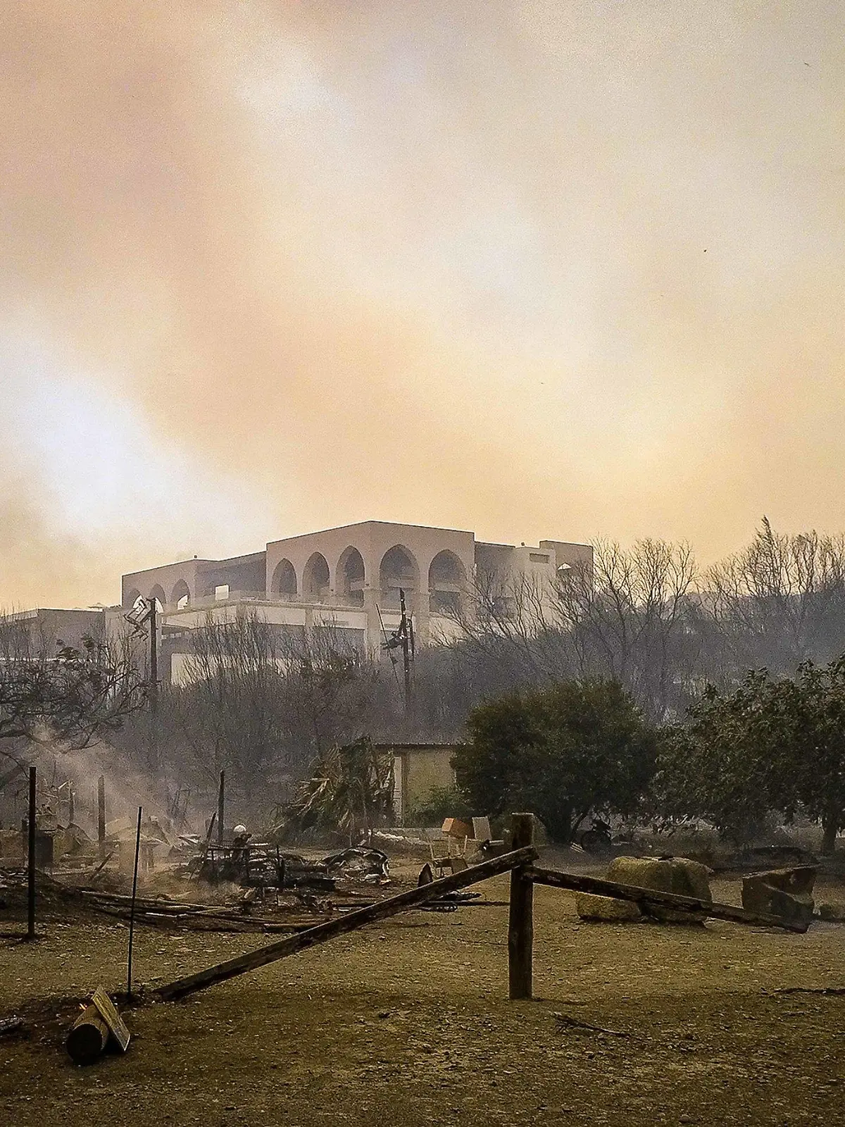 22.07.2023, Griechenland, Rhodos: Rauch eines Waldbrands steigt in den Himmel hinauf. Fast 20.000 Menschen sind auf Rhodos auf der Flucht vor schweren Waldbränden, darunter zahlreiche Touristen. Foto: Argiris Mantikos/XinHua/dpa +++ dpa-Bildfunk +++