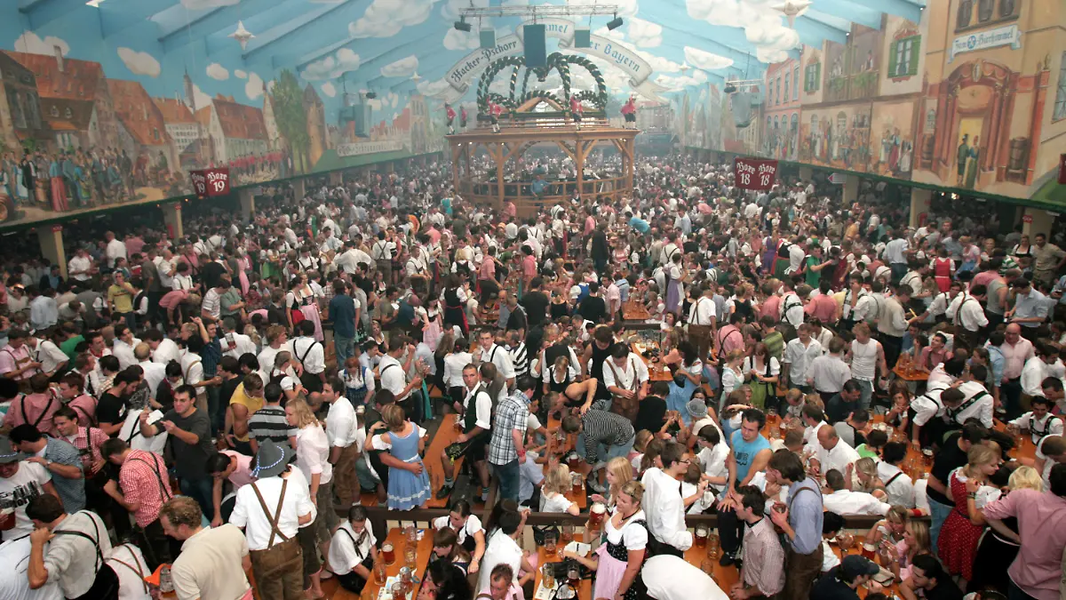 ARCHIV - 22.09.2007, Bayern, München: Das voll besetzte Hacker-Pschorr-Bierzelt auf dem Oktoberfest. (zu dpa: Mediziner rät zu zweitem Booster vor Wiesn-Besuch - «wachsam bleiben») Foto: Frank Leonhardt/dpa +++ dpa-Bildfunk +++