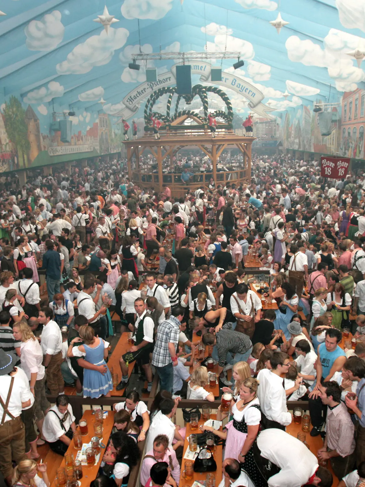 ARCHIV - 22.09.2007, Bayern, München: Das voll besetzte Hacker-Pschorr-Bierzelt auf dem Oktoberfest. (zu dpa: Mediziner rät zu zweitem Booster vor Wiesn-Besuch - «wachsam bleiben») Foto: Frank Leonhardt/dpa +++ dpa-Bildfunk +++