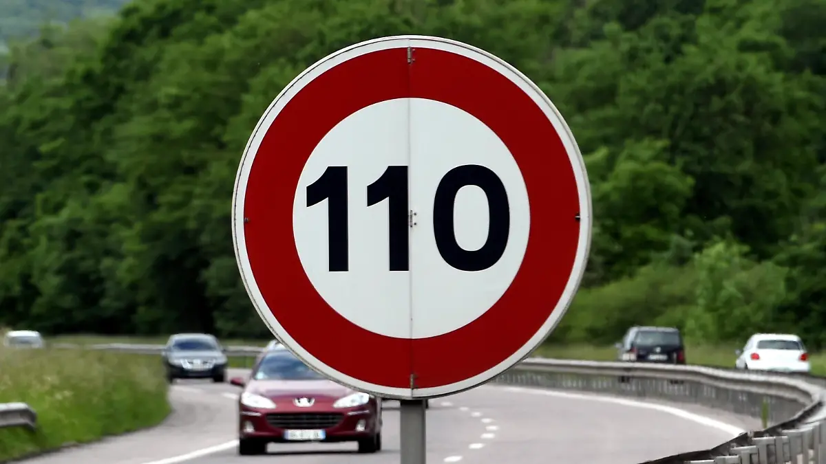 ©PHOTOPQR/L'EST REPUBLICAIN ; INFRASTRUCTURE ROUTIERE - ROUTE - AUTOROUTE - A33. Dombasle 1er juin 2016. Autoroute A33 limitée à 110 km/h dans la direction de la Z.I. des Sables à Dombasle. PHOTO Alexandre MARCHI.