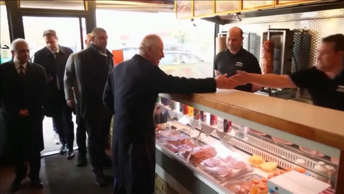 Anteilnahme und Unterstützung König Charles besucht Erdbeben-Helfer in London
