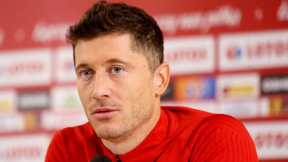 ARCHIV - 22.03.2022, Polen, Chorzow: Fußball: Länderspiele, vor dem Freundschaftsspiel Schottland - Polen: Der polnische Fußballnationalspieler Robert Lewandowski nimmt an einer Pressekonferenz teil. (zu dpa "Viel «Bullshit»: Lewandowski kritisiert Verhalten der Bayern-Führung") Foto: Zbigniew Meissner/PAP/dpa +++ dpa-Bildfunk +++