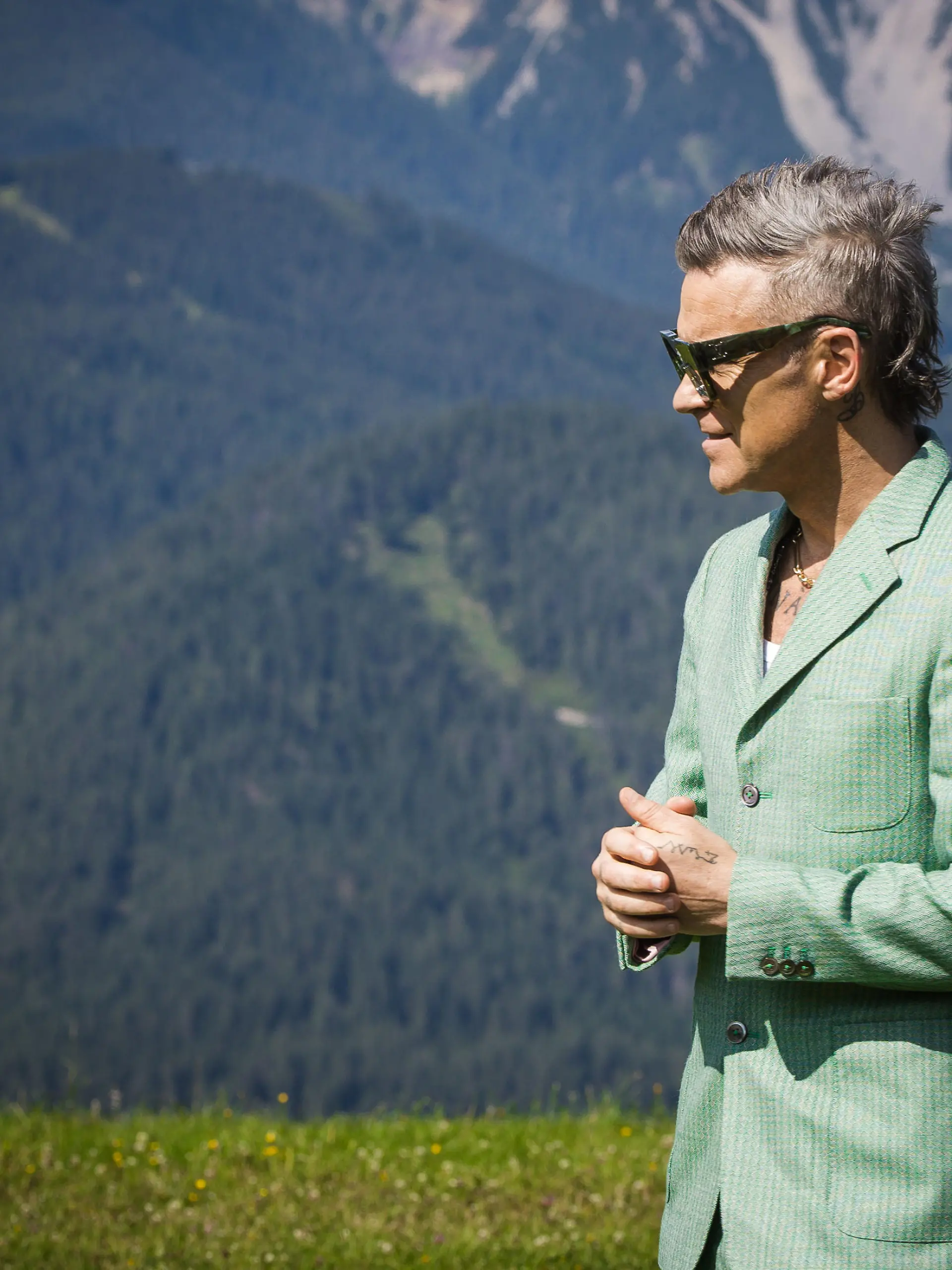 22.07.2023, SCHLADMING, AUT, ROBBIE WILLIAMS, PK SCHLADMING, im Bild ROBBIE WILLIAMS, ANKKUNFT, 

***Robbie Williams announces his appearance at the ski opening in Schladming at a PK at the Reiteralm on July, 23 - 2023***