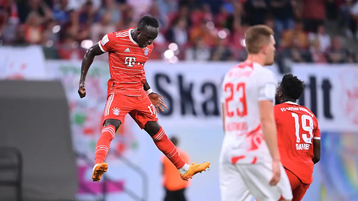 Fussball Supercup Saison 2022/2023 RB Leipzig - FC Bayern Muenchen 30.07.2022 JUBEL FC Bayern Muenchen: Torschuetze zum 0-2 Sadio Mane li *** Football Supercup season 2022 2023 RB Leipzig FC Bayern Muenchen 30 07 2022 JUBEL FC Bayern Muenchen goal scorer to 0 2 Sadio Mane li 
