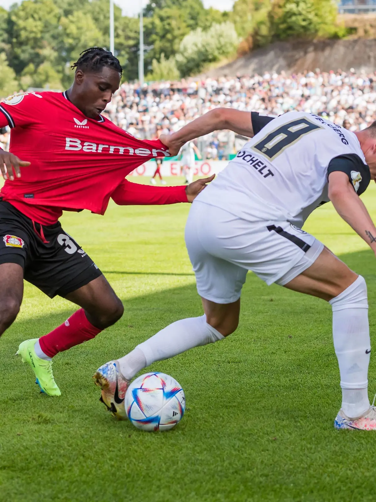 Jannik Rochelt SV 07 Elversberg im Zweikampf mit Jeremie Frimpong Bayer 04 Leverkusen, SV 07 Elversberg vs Bayer 04 Leverkusen, Fussball, DFB Pokal, 30.07.2022 DFB regulations prohibit any use of photographs as image sequences and/or quasi-video. SV 07 Elversberg vs Bayer 04 Leverkusen, Fussball, DFB Pokal, 30.07.2022 *** Jannik Rochelt SV 07 Elversberg in duel with Jeremie Frimpong Bayer 04 Leverkusen , SV 07 Elversberg vs Bayer 04 Leverkusen, Football, DFB Pokal, 30 07 2022 DFB regulations prohibit any use of photographs as image sequences and or quasi video SV 07 Elversberg vs Bayer 04 Leverkusen, Football, DFB Pokal, 30 07 2022 Copyright: xNeisx/xEibner-Pressefotox 