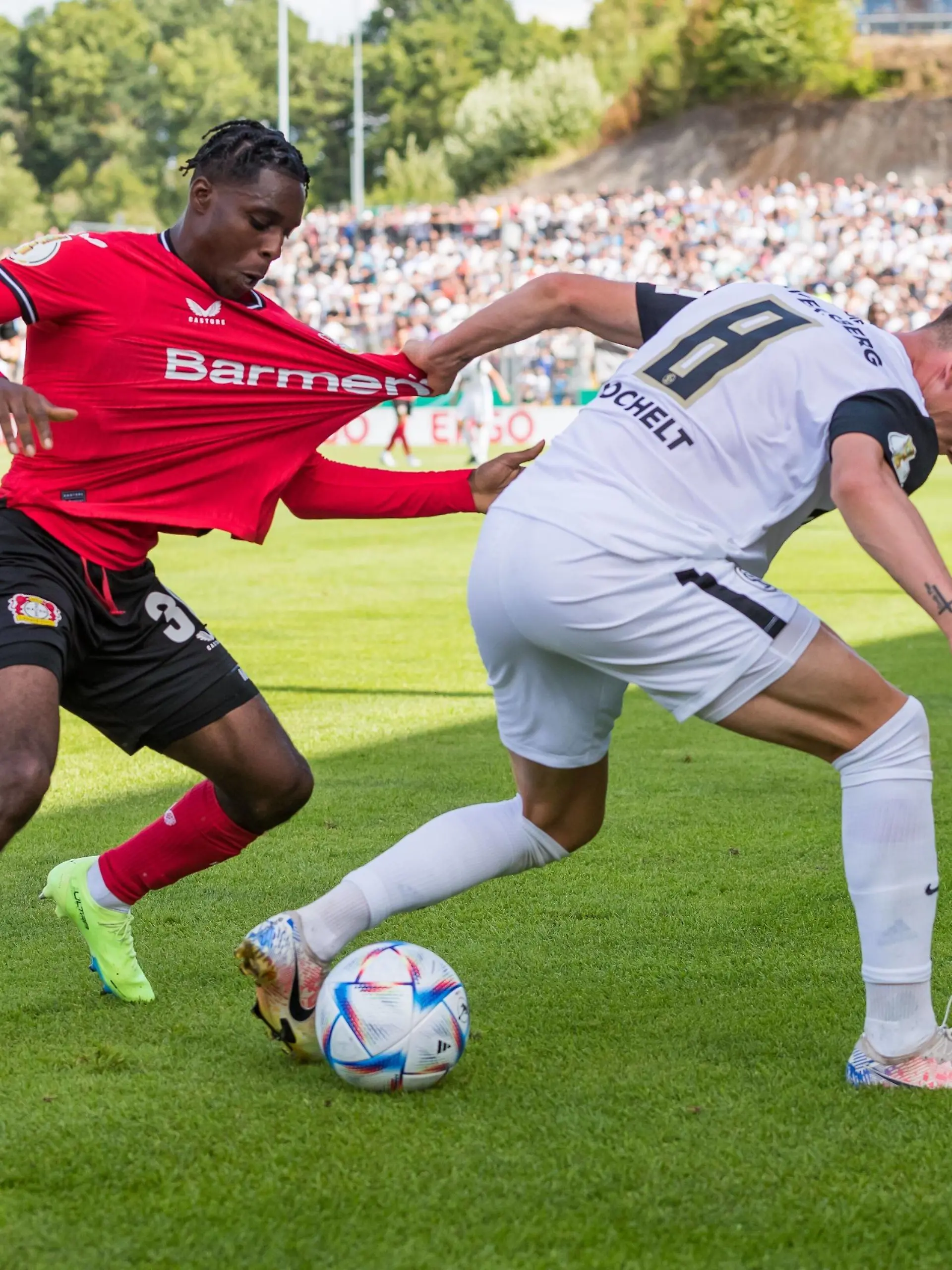 Jannik Rochelt SV 07 Elversberg im Zweikampf mit Jeremie Frimpong Bayer 04 Leverkusen, SV 07 Elversberg vs Bayer 04 Leverkusen, Fussball, DFB Pokal, 30.07.2022 DFB regulations prohibit any use of photographs as image sequences and/or quasi-video. SV 07 Elversberg vs Bayer 04 Leverkusen, Fussball, DFB Pokal, 30.07.2022 *** Jannik Rochelt SV 07 Elversberg in duel with Jeremie Frimpong Bayer 04 Leverkusen , SV 07 Elversberg vs Bayer 04 Leverkusen, Football, DFB Pokal, 30 07 2022 DFB regulations prohibit any use of photographs as image sequences and or quasi video SV 07 Elversberg vs Bayer 04 Leverkusen, Football, DFB Pokal, 30 07 2022 Copyright: xNeisx/xEibner-Pressefotox 