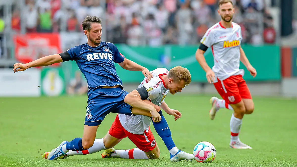 Jonas Hector 1. FC Koeln, 14 im Zweikampf mit Steve Breitkreuz SSV Jahn Regensburg, 23. GER, SSV Jahn Regensburg gegen 1. FC Koeln, Fussball, DFB-Pokal, 1. Hauptrunde, Saison 2022/2023, 30.07.2022. DFL DFB REGULATIONS PROHIBIT ANY USE OF PHOTOGRAPHS as IMAGE SEQUENCES and or QUASI-VIDEO. GER, SSV Jahn Regensburg gegen 1. FC Koeln, Fussball, DFB-Pokal, 1. Hauptrunde, Saison 2022/2023, 30.07.2022. Regensburg *** Jonas Hector 1 FC Koeln, 14 in duel with Steve Breitkreuz SSV Jahn Regensburg, 23 GER, SSV Jahn Regensburg vs 1 FC Koeln, Football, DFB Pokal, 1 main round, season 2022 2023, 30 07 2022 DFL DFB REGULATES PROHIBIT ANY USE OF PHOTOGRAPHS as IMAGE SEQUENCES and or QUASI VIDEO GER, SSV Jahn Regensburg vs 1 FC Koeln, Football, DFB Pokal, 1 Main Round, Season 2022 2023, 30 07 2022 Regensburg Copyright: xEibnerxPressefoto/HeikexFeinerx EP_EER