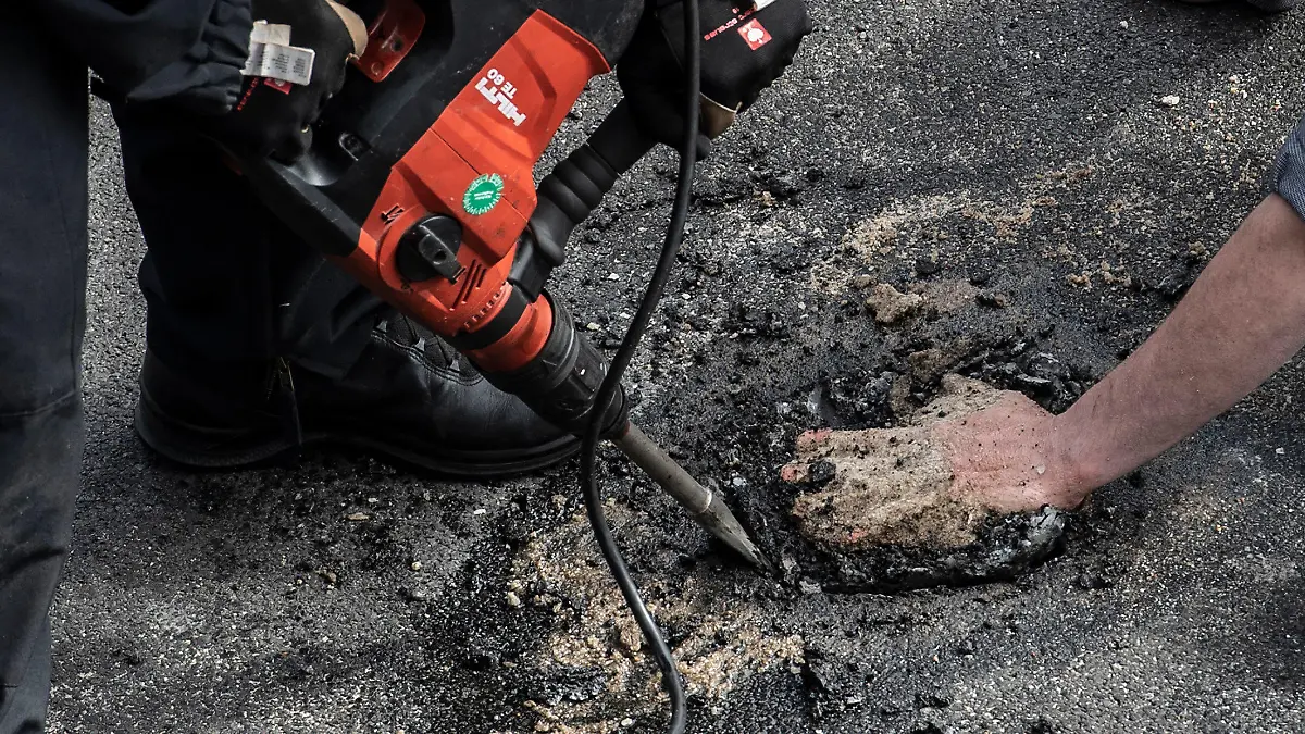 ARCHIV - 19.05.2023, Berlin: Bei einer Blockade der Gruppe Letzte Generation auf der Stadtautobahn unweit des Kurfürstendamms wird ein Aktivist, der sich mit einem besonderen Gemisch auf die Straße festgeklebt hatte, mit schwerem Gerät von der Polizei von der Straße gelöst. (zu dpa "Klimaaktivisten der Letzten Generation wollen Blockaden in vielen Bundesländern für drei Wochen unterbrechen") Foto: Paul Zinken/dpa +++ dpa-Bildfunk +++