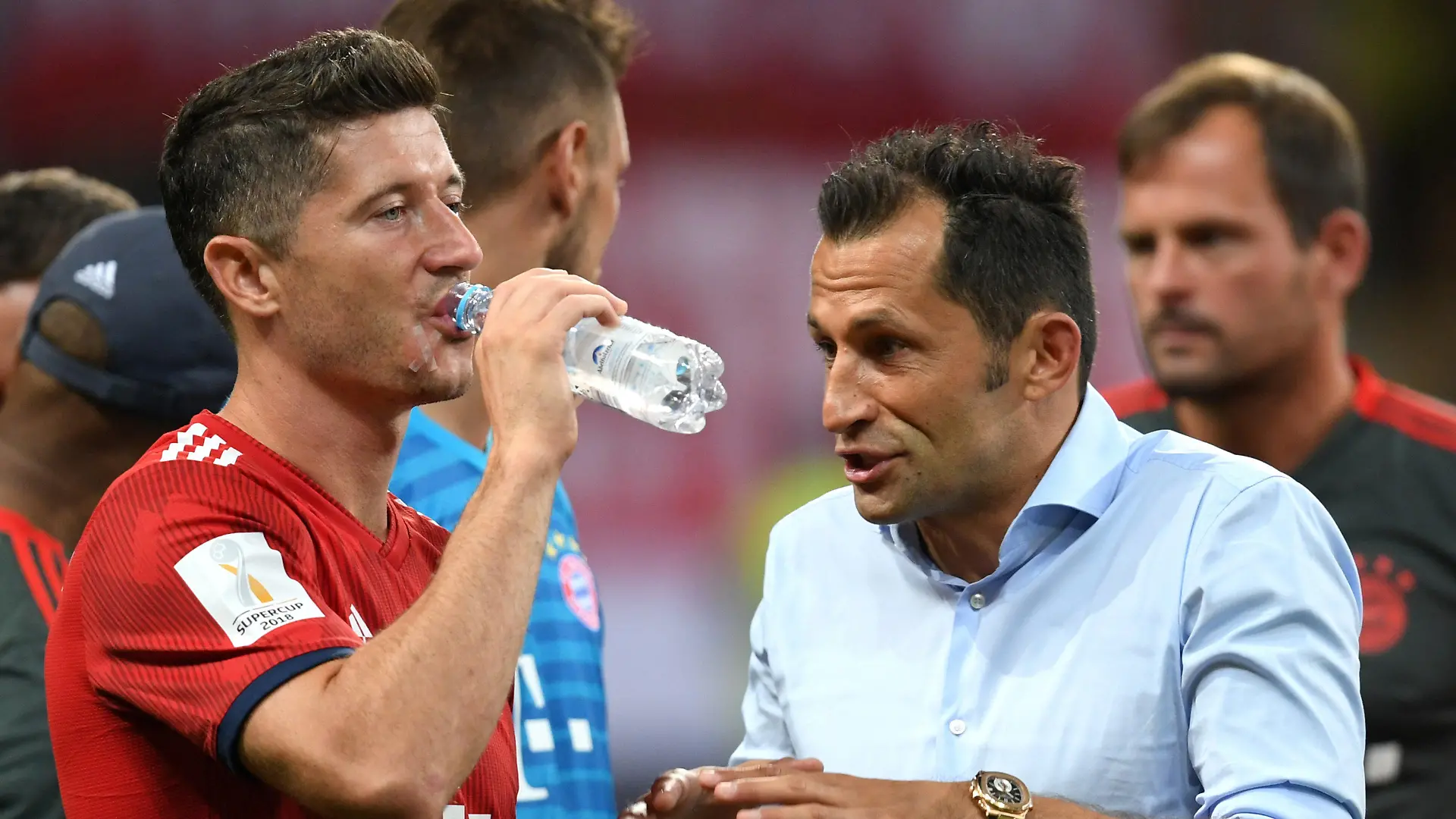 ARCHIV - 12.08.2018, Hessen, Frankfurt/Main: Fußball: DFL-Supercup, Eintracht Frankfurt - Bayern München in der Commerzbank-Arena. Bayerns Robert Lewandowski (l) und Sportdirektor Hasan Salihamidzic unterhalten sich. (zu dpa «Wechselwilliger Lewandowski beim FC Bayern zurückerwartet») Foto: Arne Dedert/dpa +++ dpa-Bildfunk +++