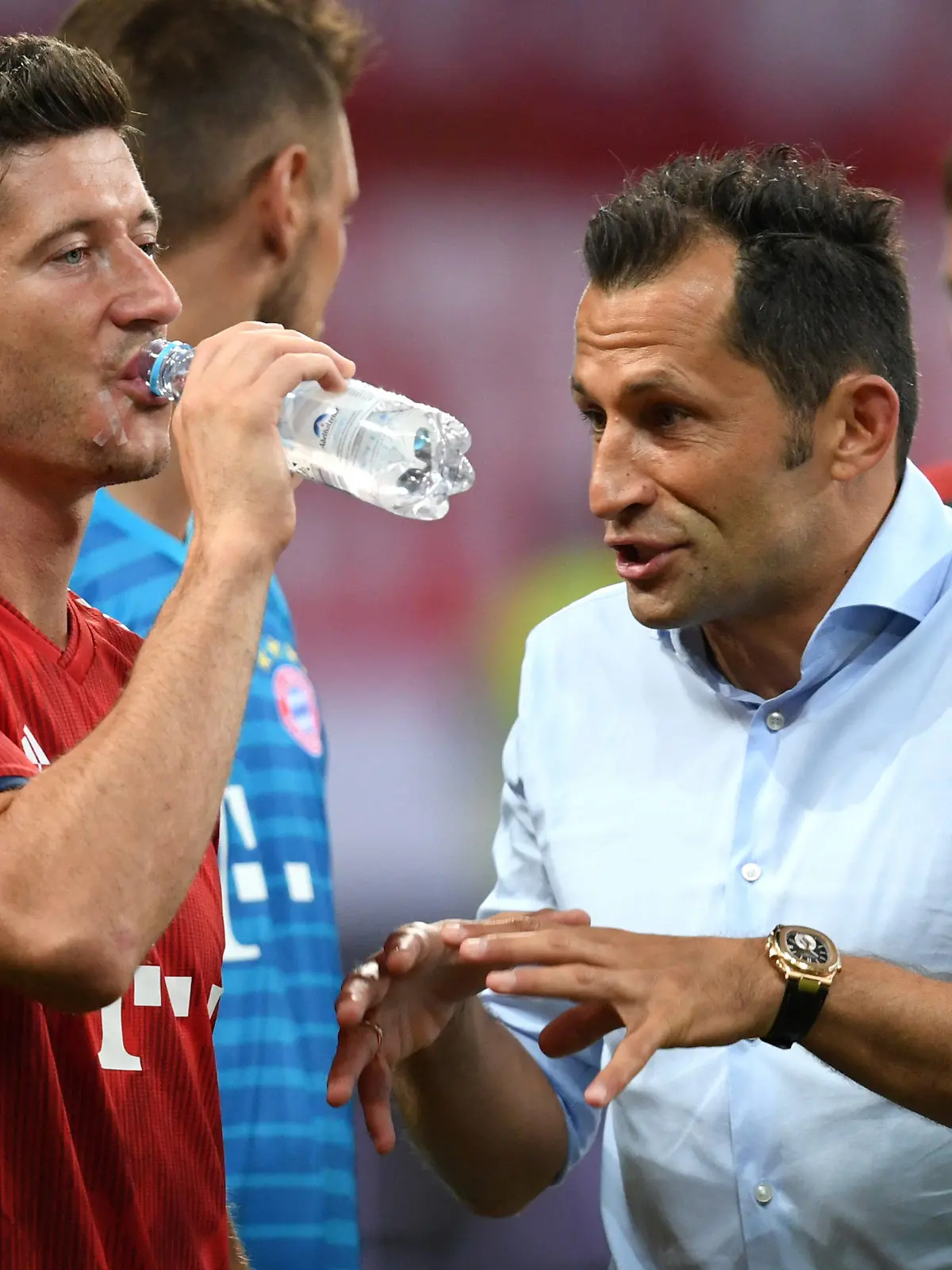 ARCHIV - 12.08.2018, Hessen, Frankfurt/Main: Fußball: DFL-Supercup, Eintracht Frankfurt - Bayern München in der Commerzbank-Arena. Bayerns Robert Lewandowski (l) und Sportdirektor Hasan Salihamidzic unterhalten sich. (zu dpa «Wechselwilliger Lewandowski beim FC Bayern zurückerwartet») Foto: Arne Dedert/dpa +++ dpa-Bildfunk +++