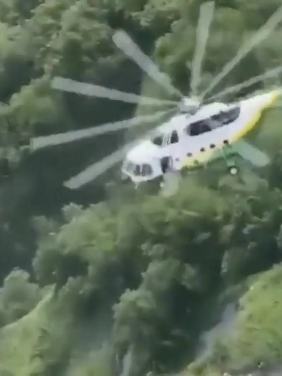 Im Norden Georgiens ist ein Hubschrauber abgestürzt. Er war gerade dabei, zwei Touristen zu retten. Mehrere Menschen verloren ihr Leben.