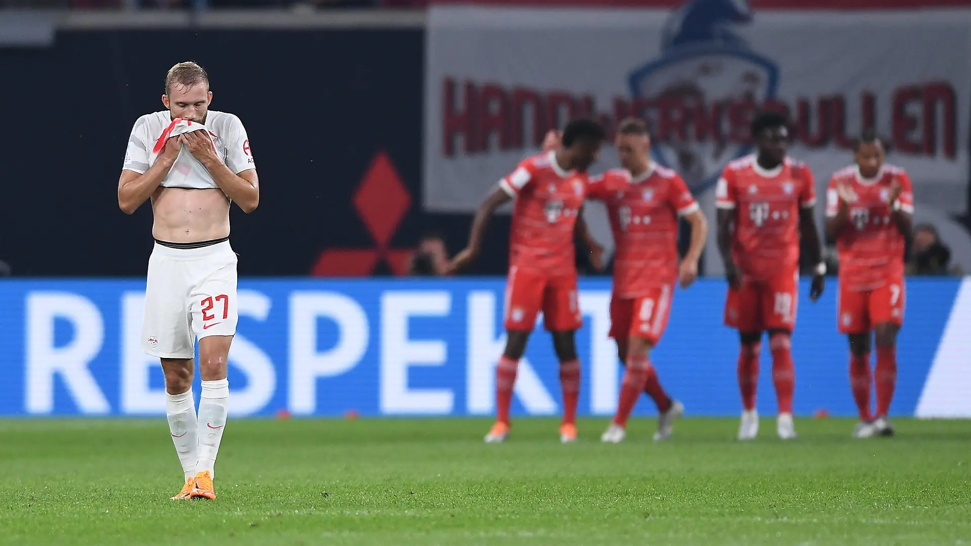 Fußball Supercup RB Leipzig - FC Bayern München am 30.07.2022 in der Red Bull Arena in Leipzig Konrad Laimer Leipzig , links enttäuscht - Torjubel / Jubel / Tor zum 1:4 durch Serge Gnabry München , rechts DFL regulations prohibit any use of photographs as image sequences and/or quasi-video. *** Soccer Supercup RB Leipzig FC Bayern Munich on 30 07 2022 at the Red Bull Arena in Leipzig Konrad Laimer Leipzig , left disappointed goal cheer goal to 1 4 by Serge Gnabry Munich , right DFL regulations prohibit any use of photographs as image sequences and or quasi video xHDx
