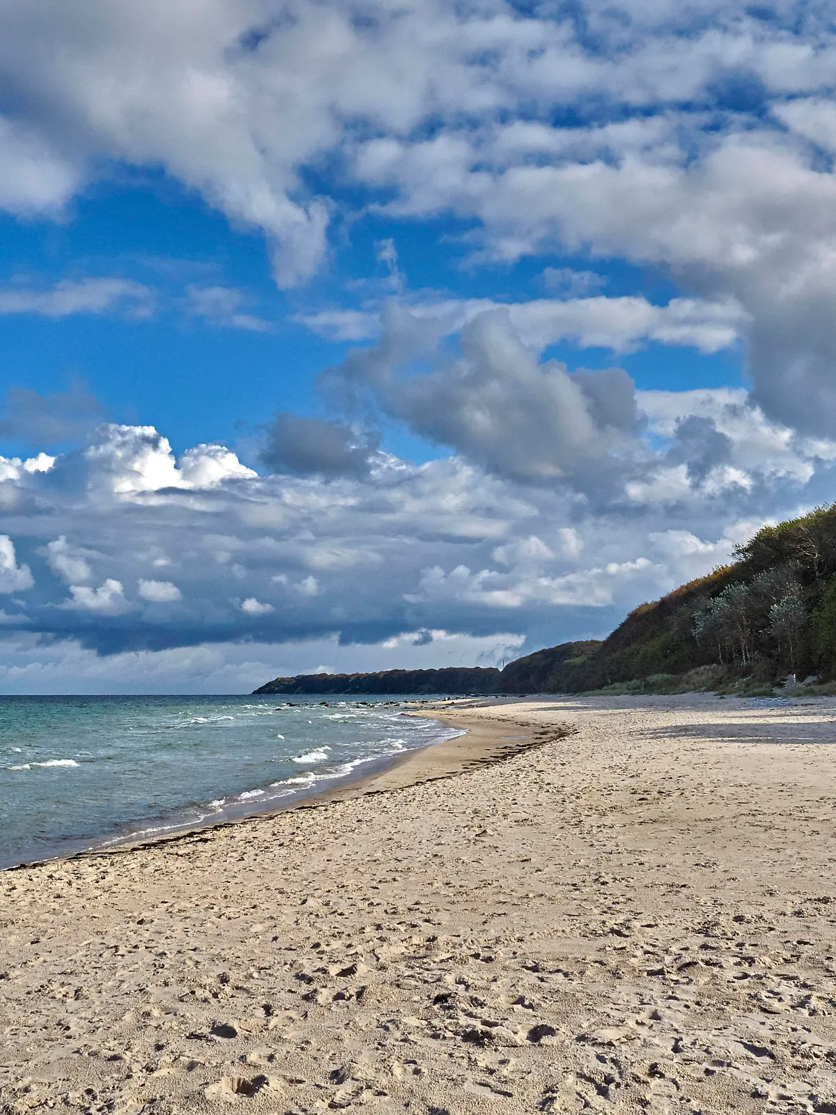  Küste. Blick auf den menschenleeren Sandstrand bei Nonnevitz auf der Insel Rügen. 20201012MIC0575 *** Coast View of the deserted sandy beach near Nonnevitz on the island of Rügen 20201012MIC0575