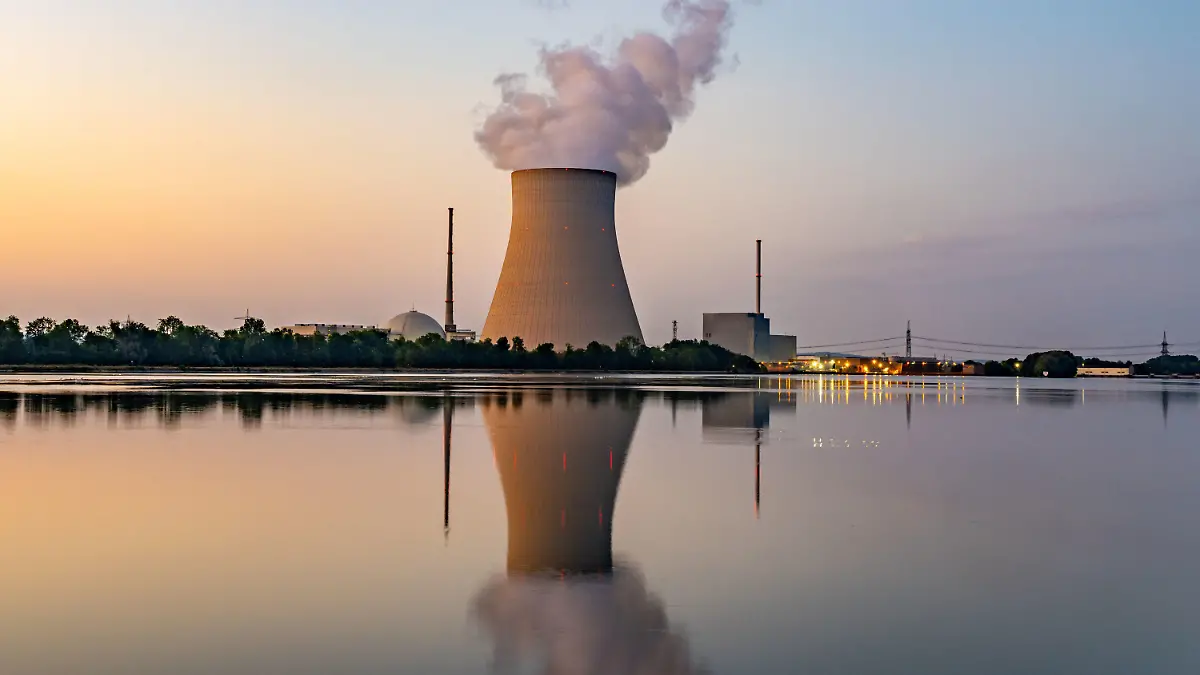 ARCHIV - 21.07.2022, Bayern, Essenbach: Wasserdampf steigt aus dem Kühltum des Atomkraftwerks (AKW) Isar 2. (zu dpa "Atomkraft, ja bitte? Weiterbetrieb von mehreren Faktoren abhängig") Foto: Armin Weigel/dpa +++ dpa-Bildfunk +++