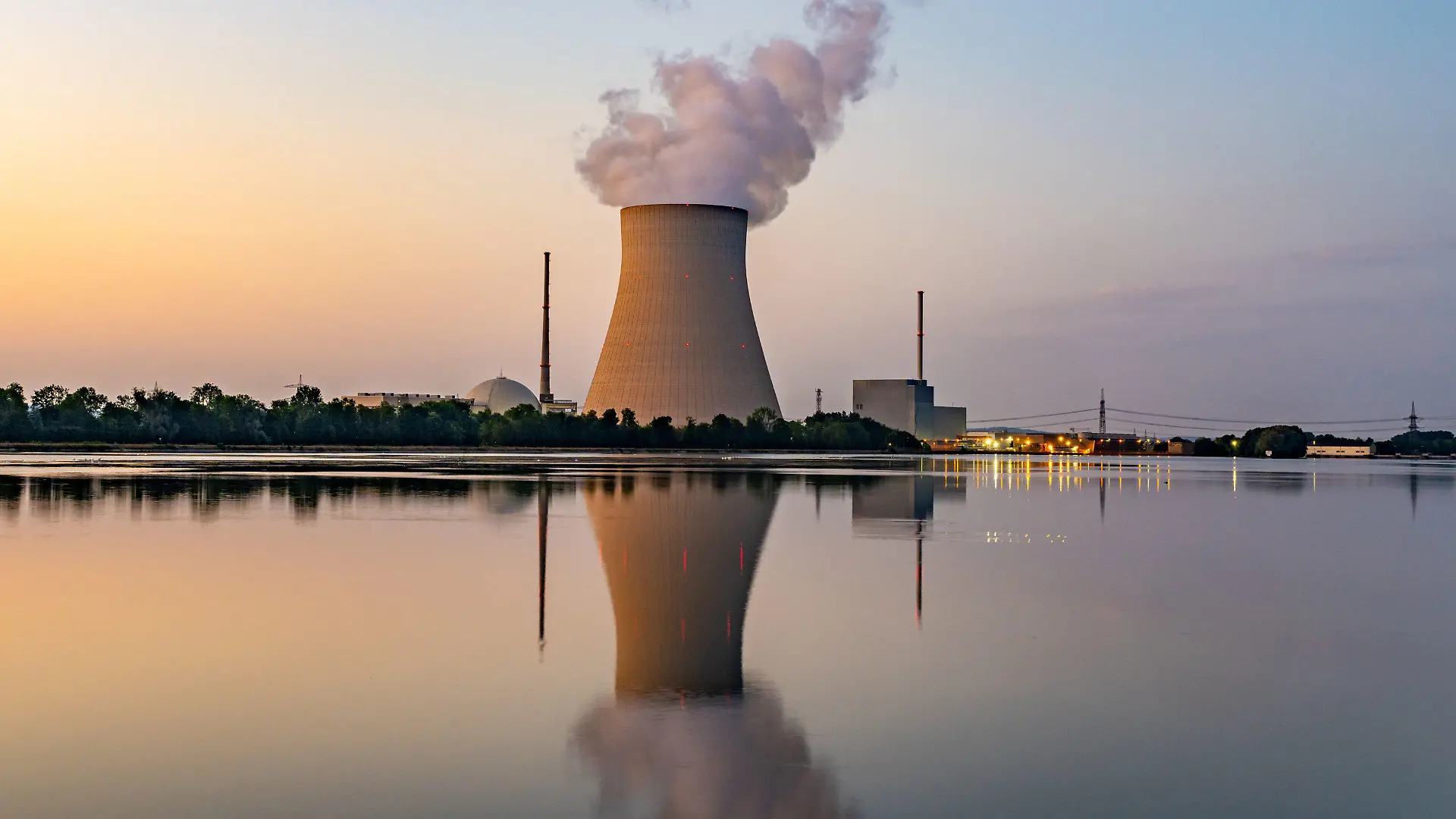 ARCHIV - 21.07.2022, Bayern, Essenbach: Wasserdampf steigt aus dem Kühltum des Atomkraftwerks (AKW) Isar 2. (zu dpa "Atomkraft, ja bitte? Weiterbetrieb von mehreren Faktoren abhängig") Foto: Armin Weigel/dpa +++ dpa-Bildfunk +++