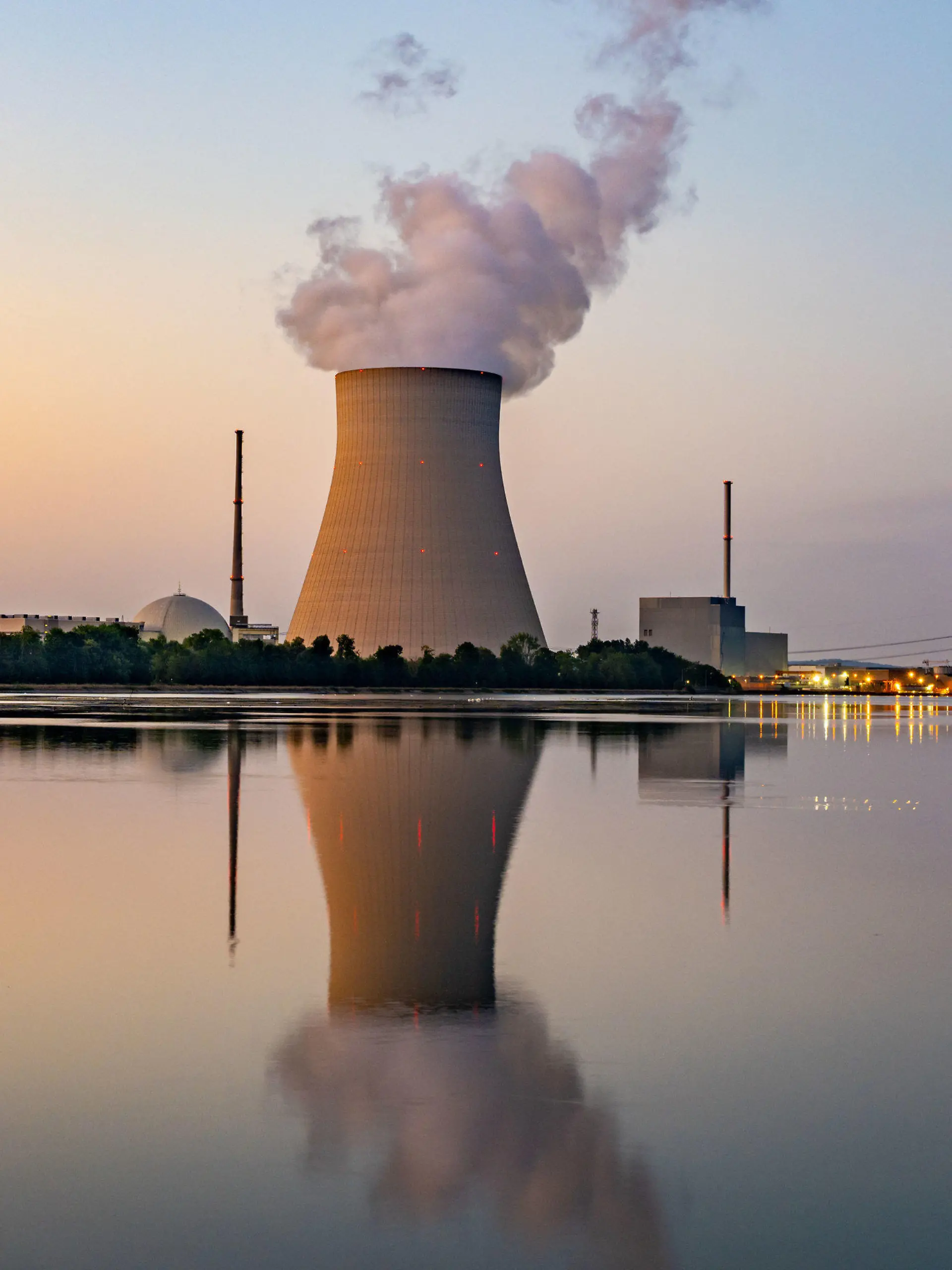 ARCHIV - 21.07.2022, Bayern, Essenbach: Wasserdampf steigt aus dem Kühltum des Atomkraftwerks (AKW) Isar 2. (zu dpa "Atomkraft, ja bitte? Weiterbetrieb von mehreren Faktoren abhängig") Foto: Armin Weigel/dpa +++ dpa-Bildfunk +++