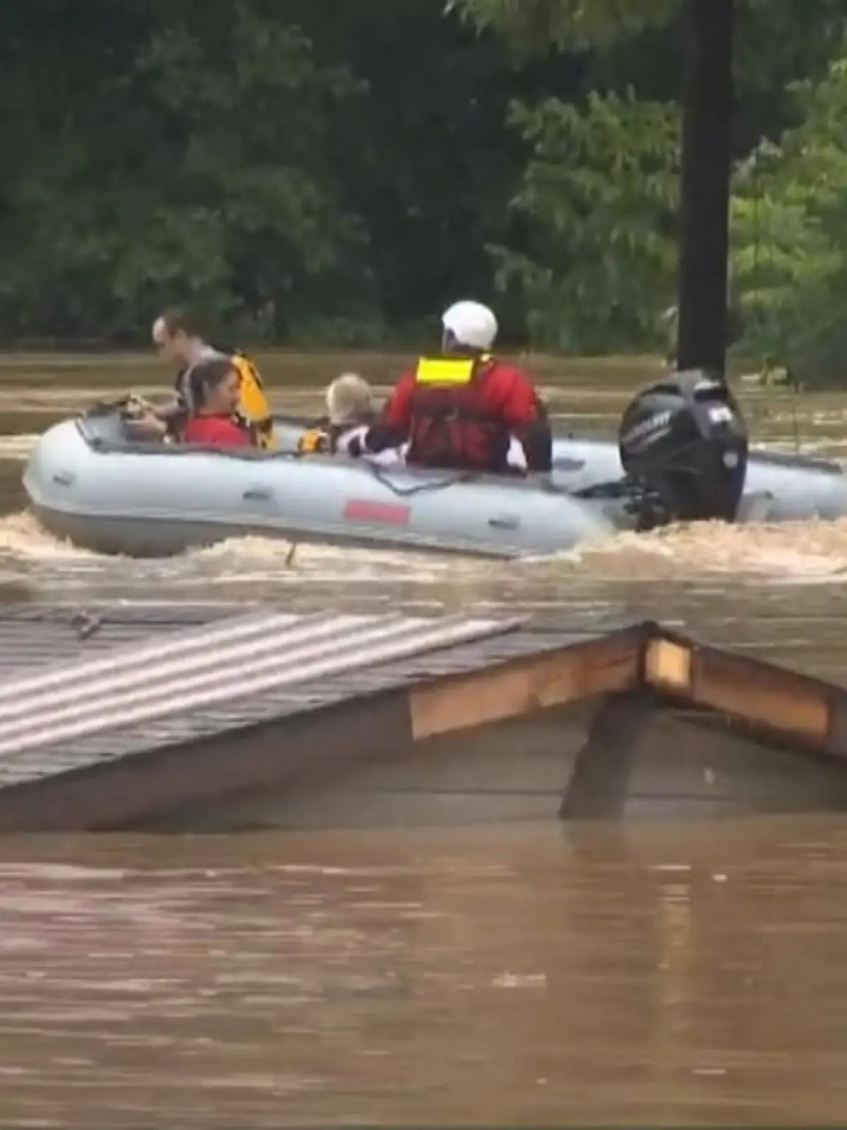 Kentucky (USA) wurde von schweren Regenfällen getroffen. Ganze Landstriche wurden unter Wasser gesetzt. Mindestens acht Menschen sterben bei den Überschwemmungen.