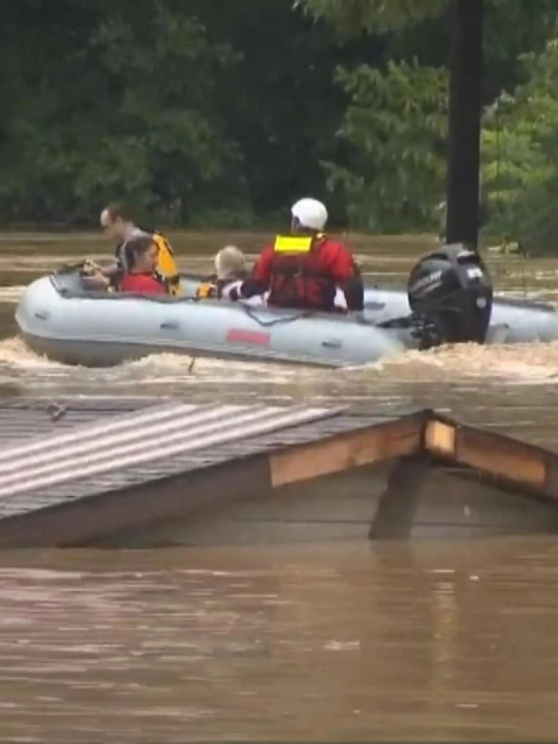 Kentucky (USA) wurde von schweren Regenfällen getroffen. Ganze Landstriche wurden unter Wasser gesetzt. Mindestens acht Menschen sterben bei den Überschwemmungen.