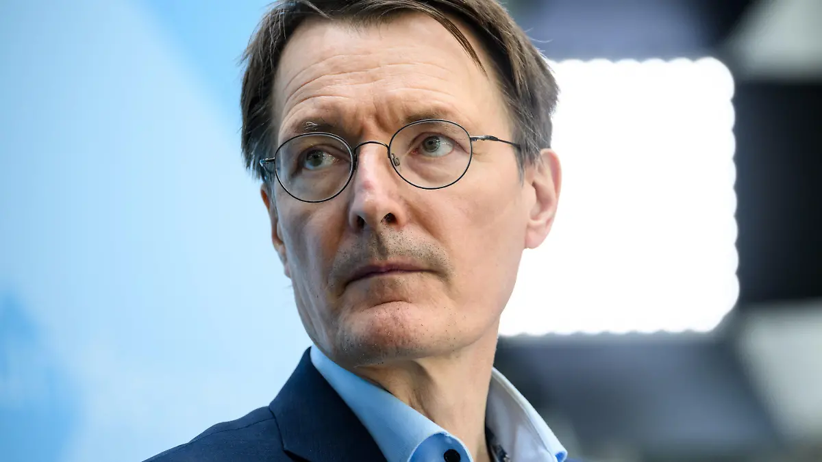 ARCHIV - 08.07.2022, Berlin: Karl Lauterbach (SPD), Bundesminister für Gesundheit, äußert sich im Bundesgesundheitsministerium über die erste Stellungnahme der Regierungskommission für eine moderne und bedarfsgerechte Krankenhausversorgung. (zu dpa ««Spiegel»: Verhinderter Lauterbach-Entführer gesteht Umsturzpläne») Foto: Bernd von Jutrczenka/dpa +++ dpa-Bildfunk +++