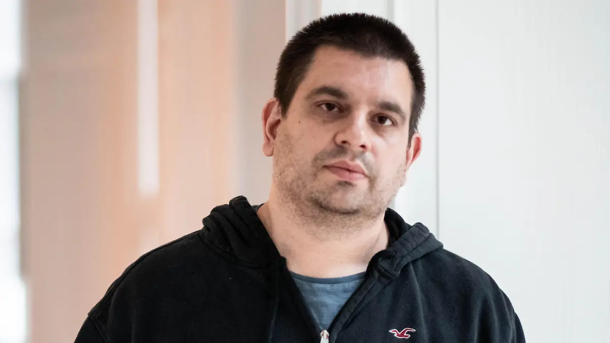 Kläger Alexander B. steht in der Kanzlei Giesen in Wesel. Audi hatte im vergangenen Jahr eine Unternehmensrichtlinie zu gendersensibler Sprache erlassen. Der Mitarbeiter des Mutterkonzerns VW, der beruflich mit Audi-Kollegen zusammenarbeitet, stört sich daran, dass dadurch in der Kommunikation mit ihm Gender-Formen wie der Unterstrich («Mitarbeiter_innen») genutzt werden sollen. Er sieht hierin eine Verletzung seines allgemeinen Persönlichkeitsrechts und hat Klage eingereicht.