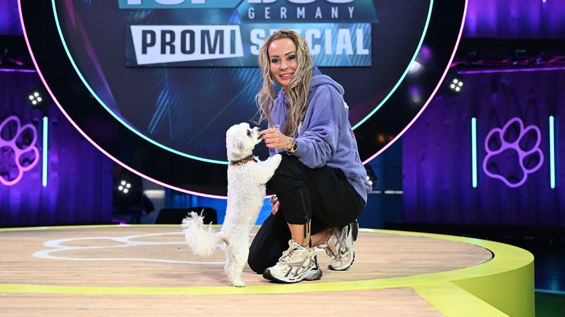 Cora Schumacher mit ihrem Malteser "Jeanny".

Die Verwendung des sendungsbezogenen Materials ist nur mit dem Hinweis und Verlinkung auf RTL+ gestattet.