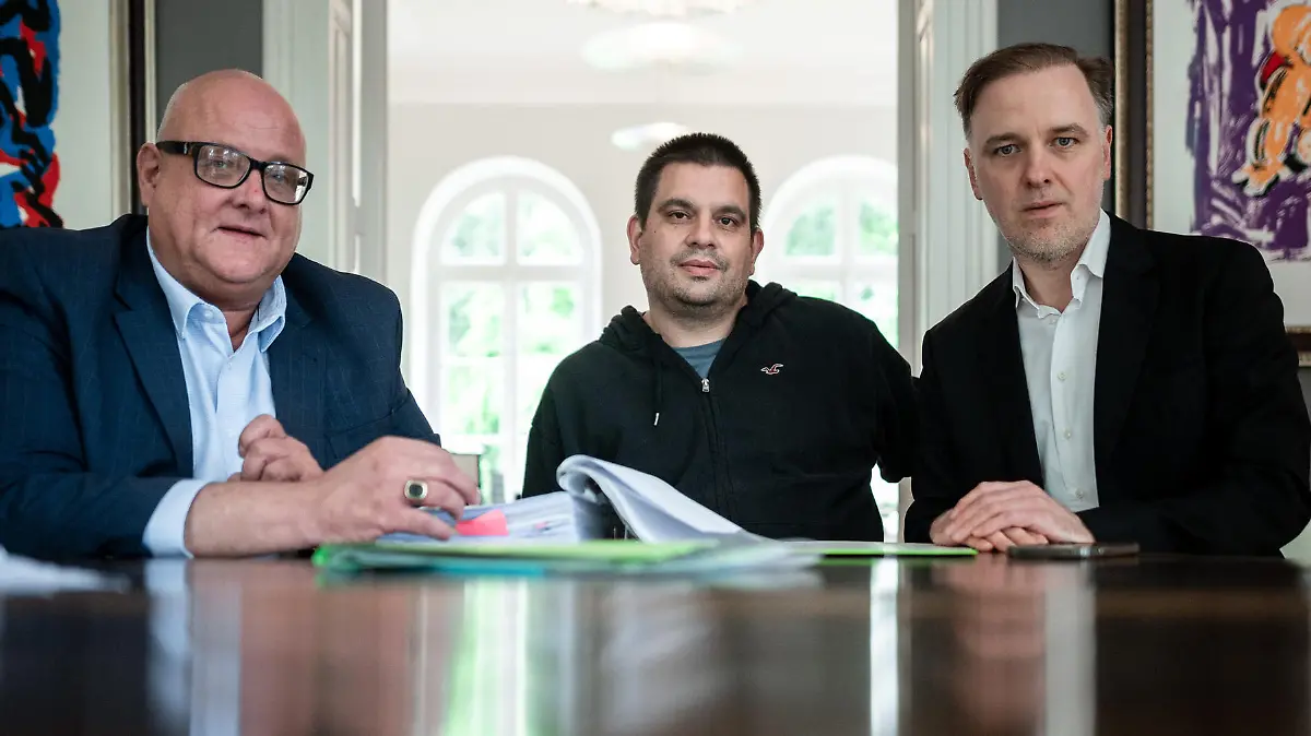 ARCHIV - 08.06.2022, Nrw, Wesel: Rechtsanwalt Dirk Giesen, Mandant Alexander B. und Rechtsanwalt Burkhard Benecken (l-r) sitzen in einer Kanzlei in Wesel. Audi hatte im vergangenen Jahr eine Unternehmensrichtlinie zu gendersensibler Sprache erlassen. Der Mitarbeiter des Mutterkonzerns VW, der beruflich mit Audi-Kollegen zusammenarbeitet, stört sich daran, dass dadurch in der Kommunikation mit ihm Gender-Formen wie der Unterstrich («Mitarbeiter_innen») genutzt werden sollen. Er sieht hierin eine Verletzung seines allgemeinen Persönlichkeitsrechts und hat Klage eingereicht. (zu dpa «Gericht verkündet Entscheidung im Streit um Gendersprache bei Audi») Foto: Fabian Strauch/dpa +++ dpa-Bildfunk +++