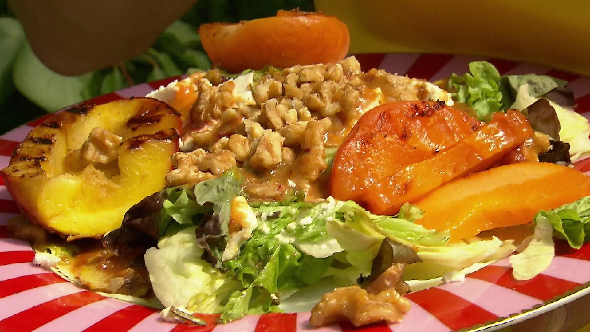 Ein leckerer Sommersalat mit gegrillten Pfirsischen.