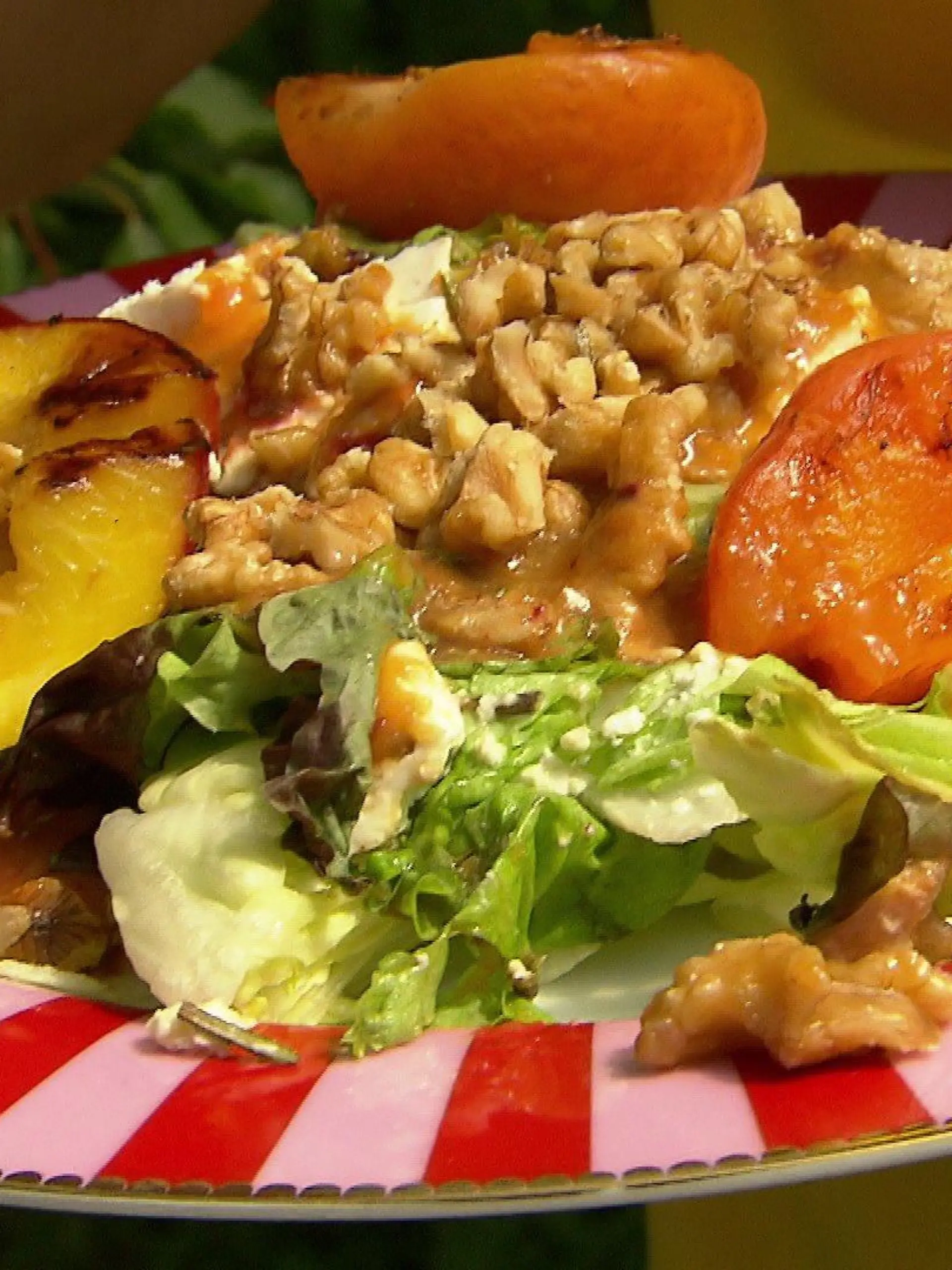 Ein leckerer Sommersalat mit gegrillten Pfirsischen.