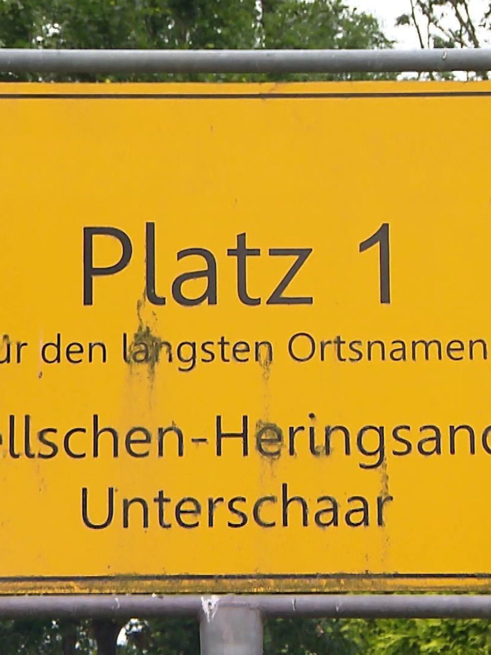 Auf dem Schild im Ortsteil Hellschen ist der Rekord schwarz auf gelb zu sehen - hier steht ein großer "Platz 1" für den längsten Ortsnamen Deutschlands.