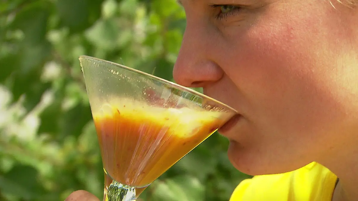 Ein leckerer Pfirsich-Aprikosen-Rosmarin-Cocktail.
