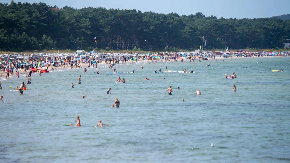 Sonniges Wetter herrscht am Strand des Seebades Binz auf der Insel Rügen.