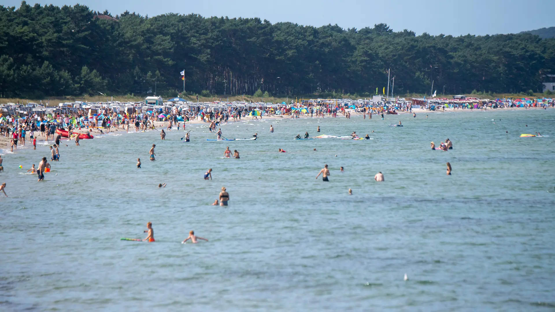 Sonniges Wetter herrscht am Strand des Seebades Binz auf der Insel Rügen.