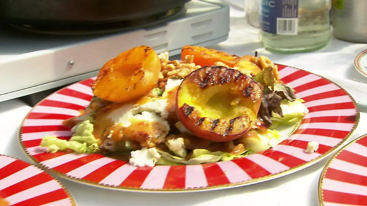 Ein Sommersalat mit gegrillten Pfirsichen und Aprikosen.