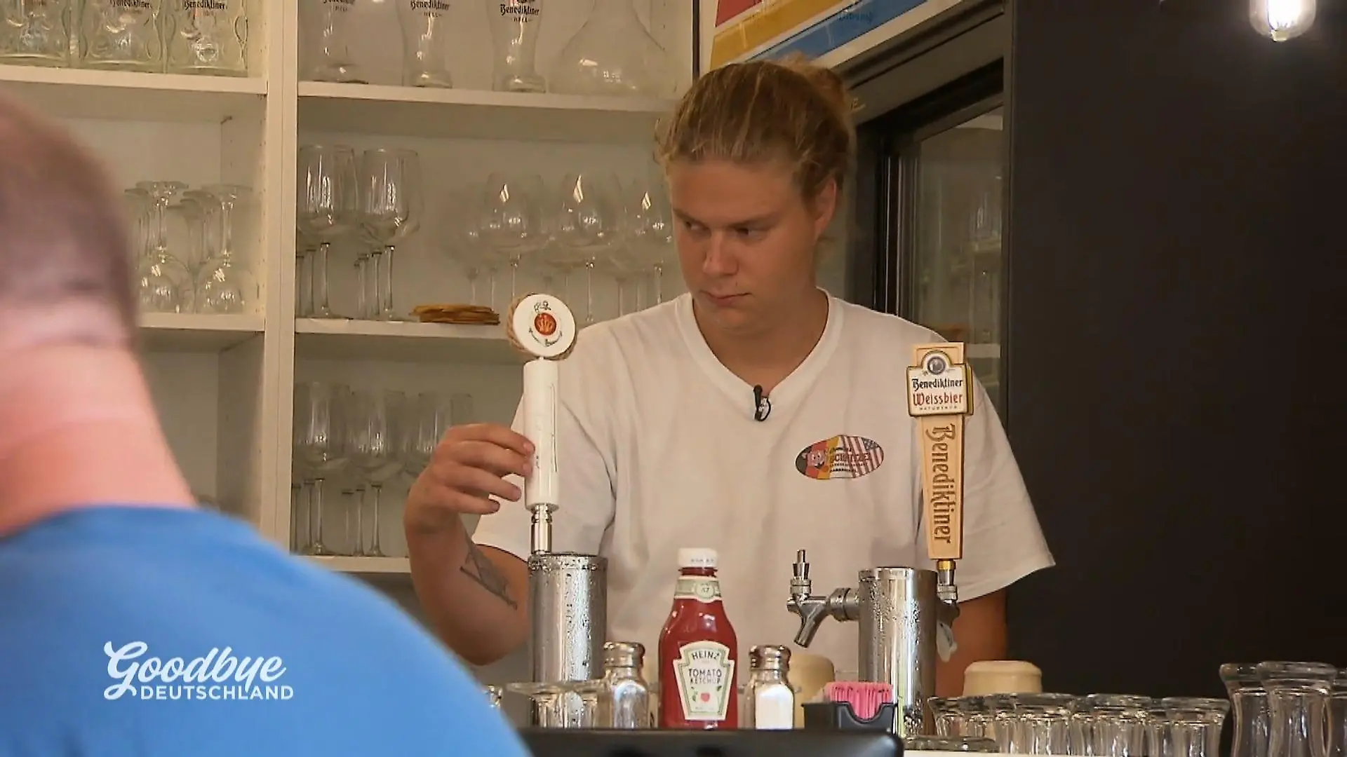 Das Restaurant ist endlich eröffnet Sohn Alex hilft mit