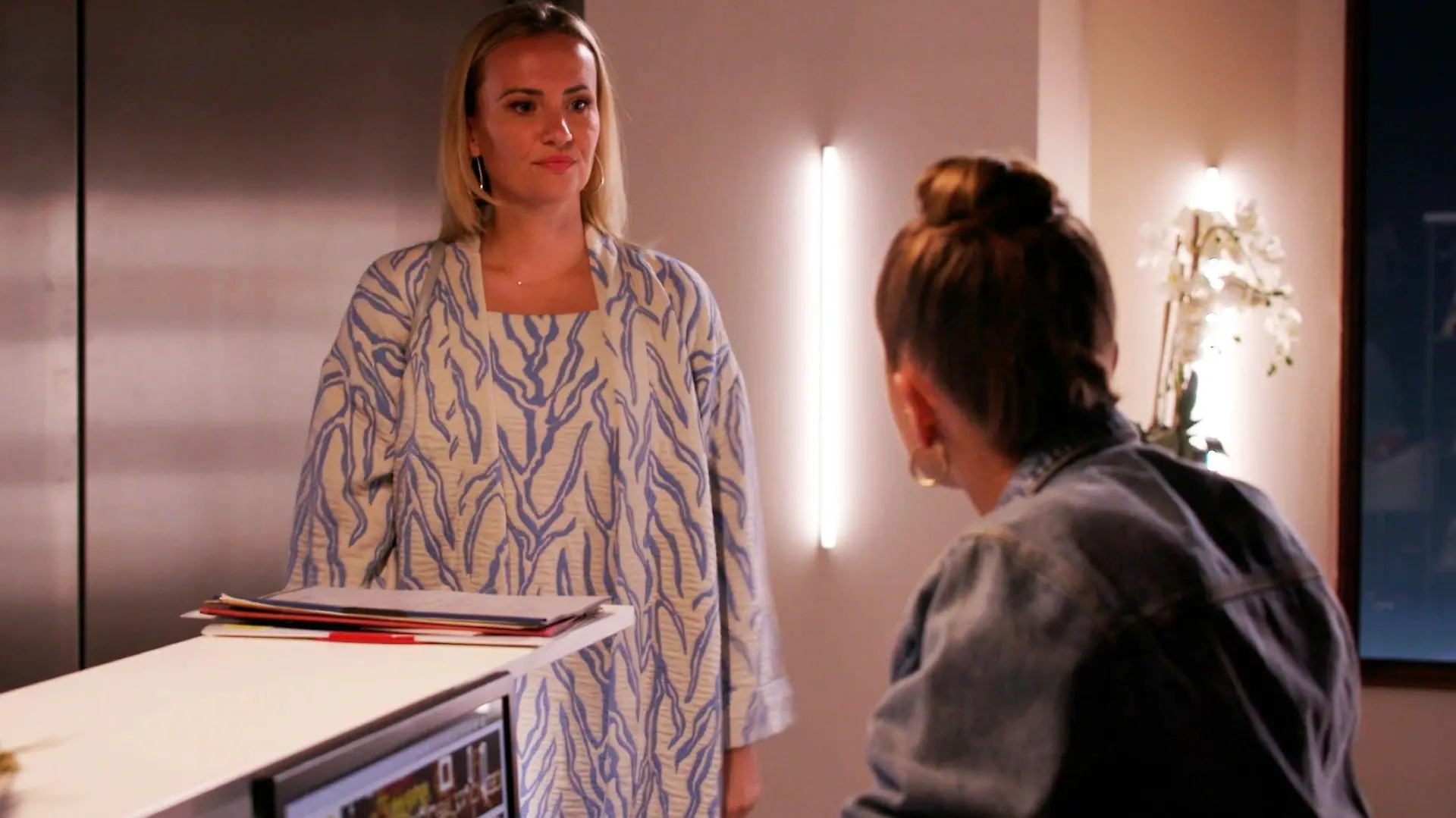 Isabelle (Ania Niedieck, l.) und Lucie (Julia Wiedemann) sind sich nur einig, dass sie niemals Freundinnen werden ...
Die Verwendung des sendungsbezogenen Materials ist nur mit dem Hinweis und Verlinkung auf RTL+ gestattet.