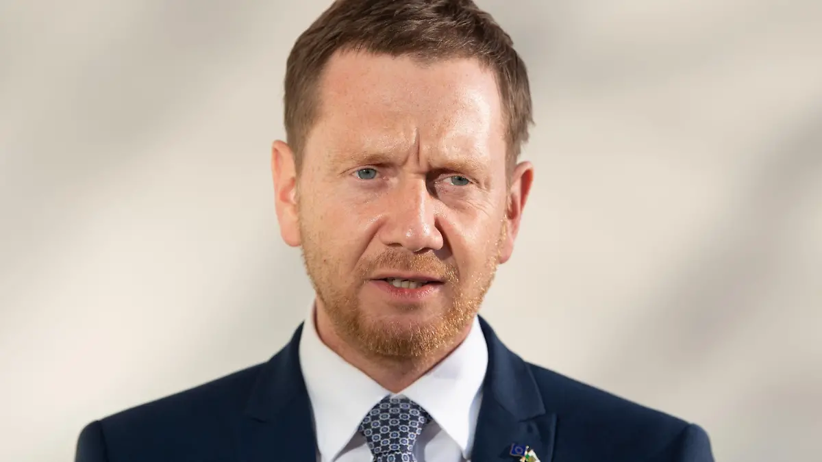 12.11.2021, Sachsen, Dresden: Michael Kretschmer (CDU), Ministerpräsident von Sachsen, spricht auf einer Pressekonferenz. Kretschmer hat in der Debatte über Obergrenzen für Biontech-Impfstoff für pragmatisches Impfen ohne Rücksicht auf den Hersteller aufgerufen. Foto: Sebastian Kahnert/dpa-Zentralbild/dpa +++ dpa-Bildfunk +++