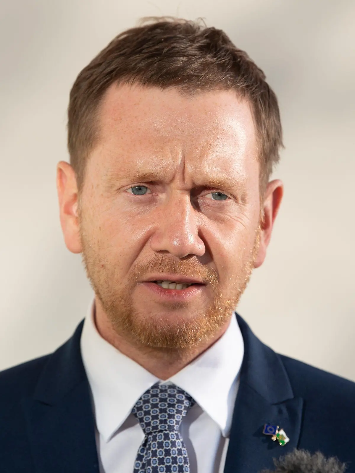 12.11.2021, Sachsen, Dresden: Michael Kretschmer (CDU), Ministerpräsident von Sachsen, spricht auf einer Pressekonferenz. Kretschmer hat in der Debatte über Obergrenzen für Biontech-Impfstoff für pragmatisches Impfen ohne Rücksicht auf den Hersteller aufgerufen. Foto: Sebastian Kahnert/dpa-Zentralbild/dpa +++ dpa-Bildfunk +++