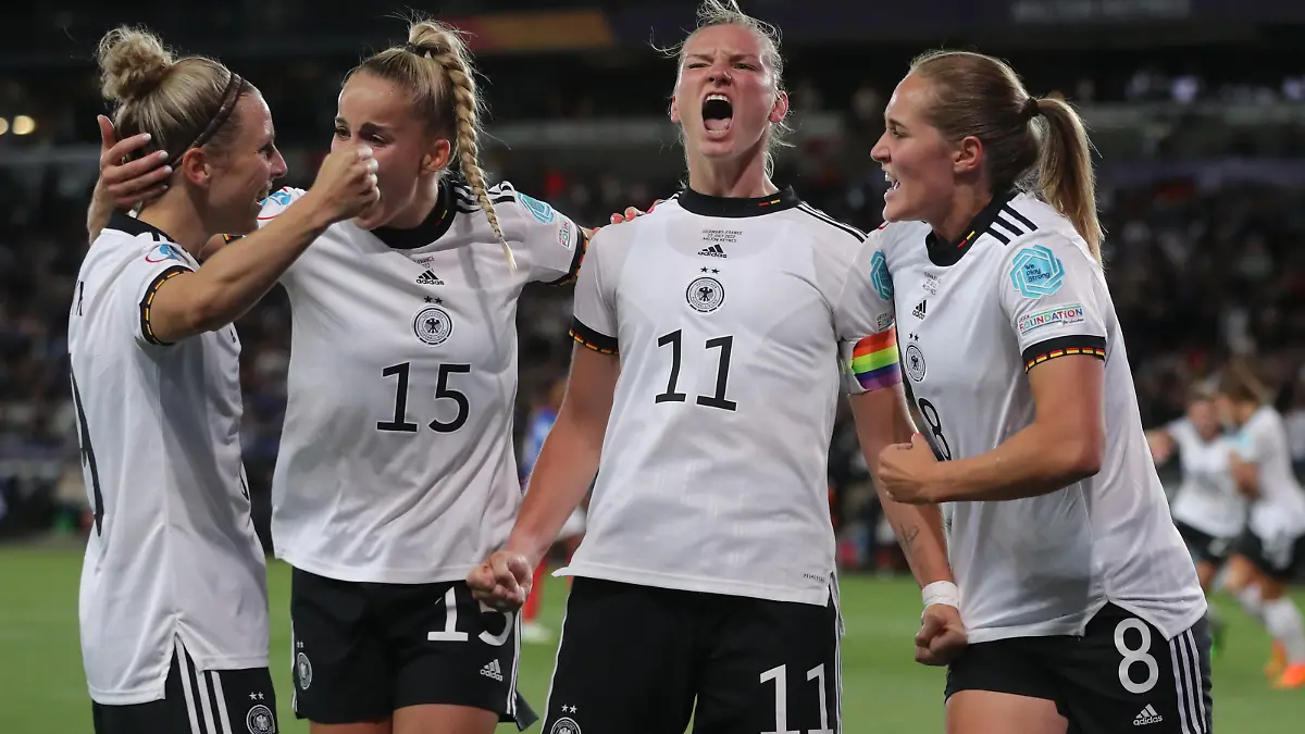 July 27, 2022, Milton Keynes, United Kingdom: Milton Keynes, England, 27th July 2022. Alexandra Popp of Germany celebrates after she scores to make it 2-1 during the UEFA Women's European Championship 2022 match at stadium:mk, Milton Keynes. Photo via Newscom picture alliance